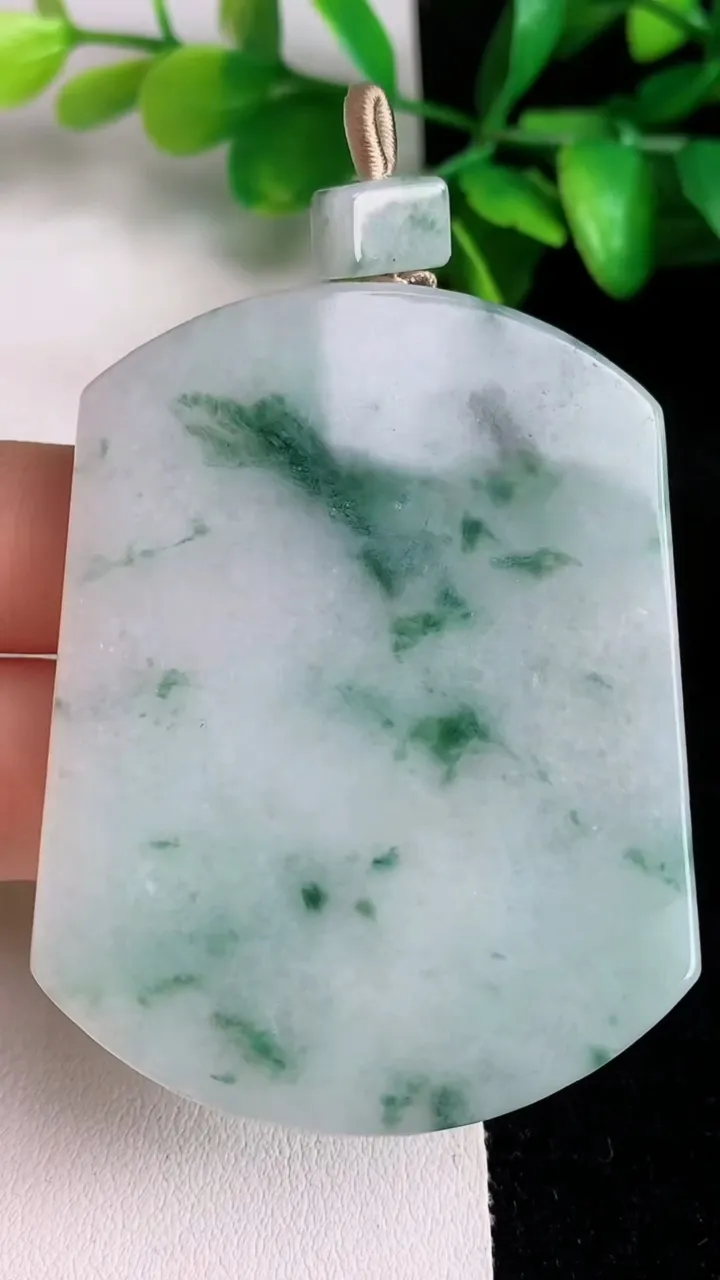 天然A货翡翠飘花无事牌吊坠，尺寸58.2-45.2-5.7，重量:47.00g
5月31日