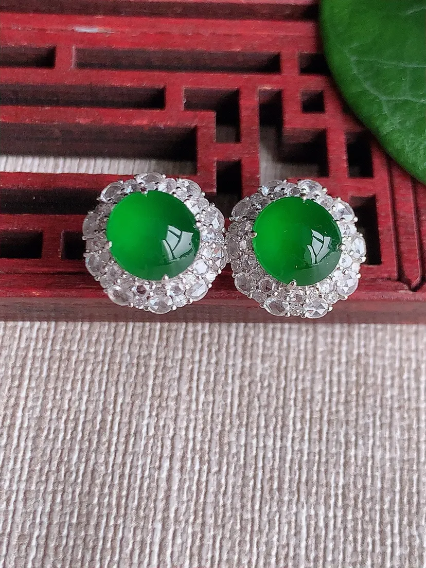 天然A货翡翠18K金伴钻镶嵌满绿蛋面耳钉 尺寸7.7×7.3mm 重量4.38g 0530