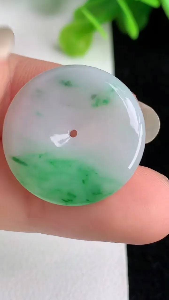 天然A货翡翠平安扣吊坠，尺寸23.2-3.4，重量:4.40g
5月31日