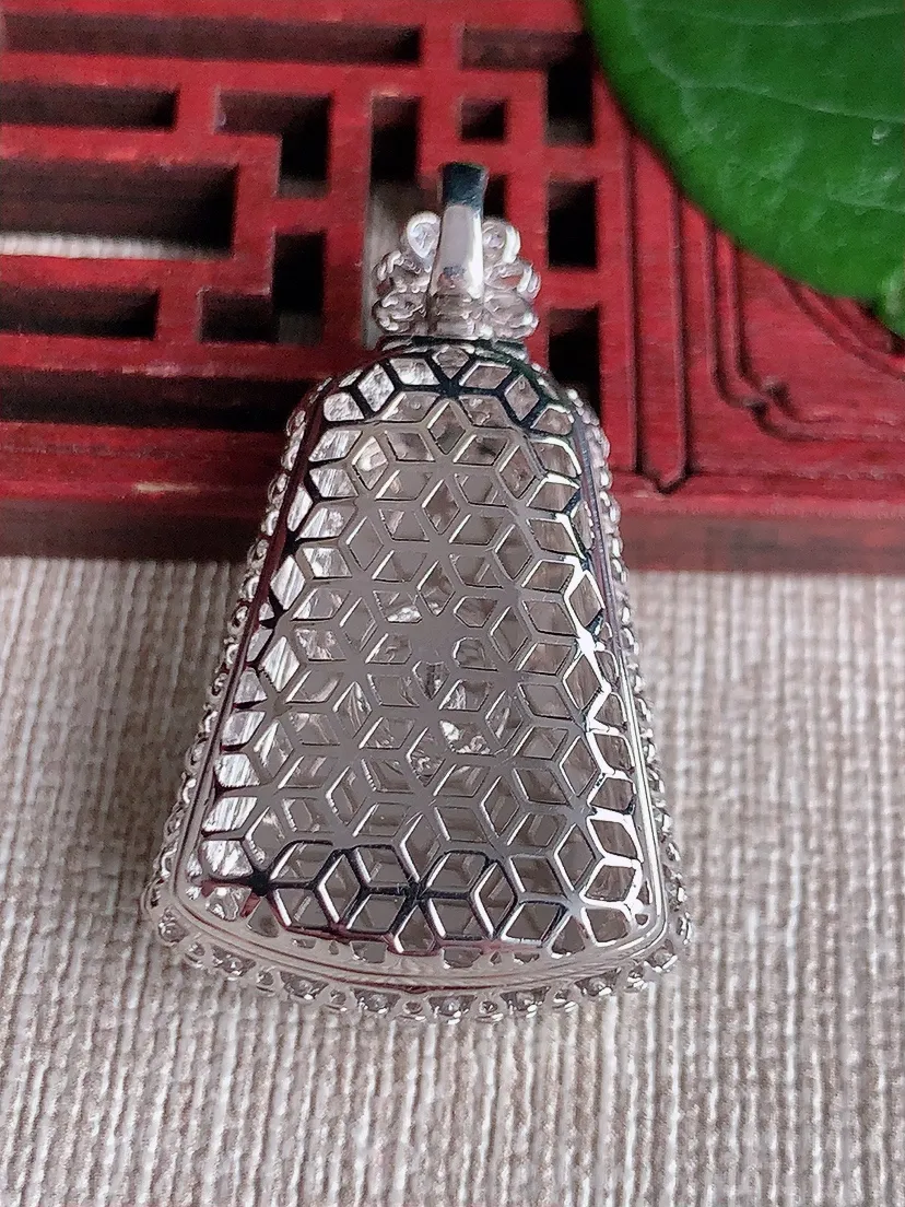 天然A货翡翠18K金伴满绿无事牌吊坠尺寸37×22.2×10裸石25.2×19.6m量7.90g 0530