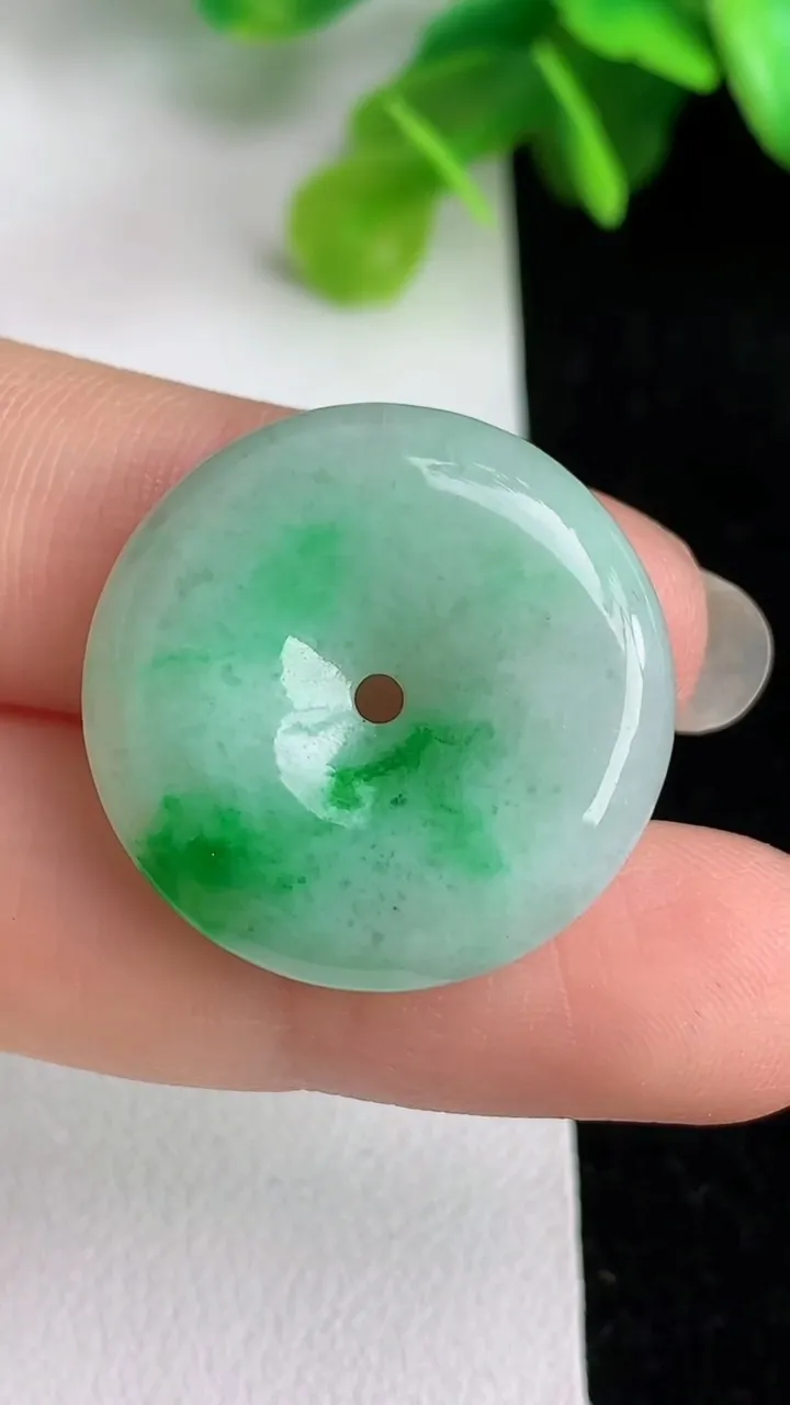 天然A货翡翠平安扣吊坠，尺寸24.3-5.2，重量:6.80g
5月31日