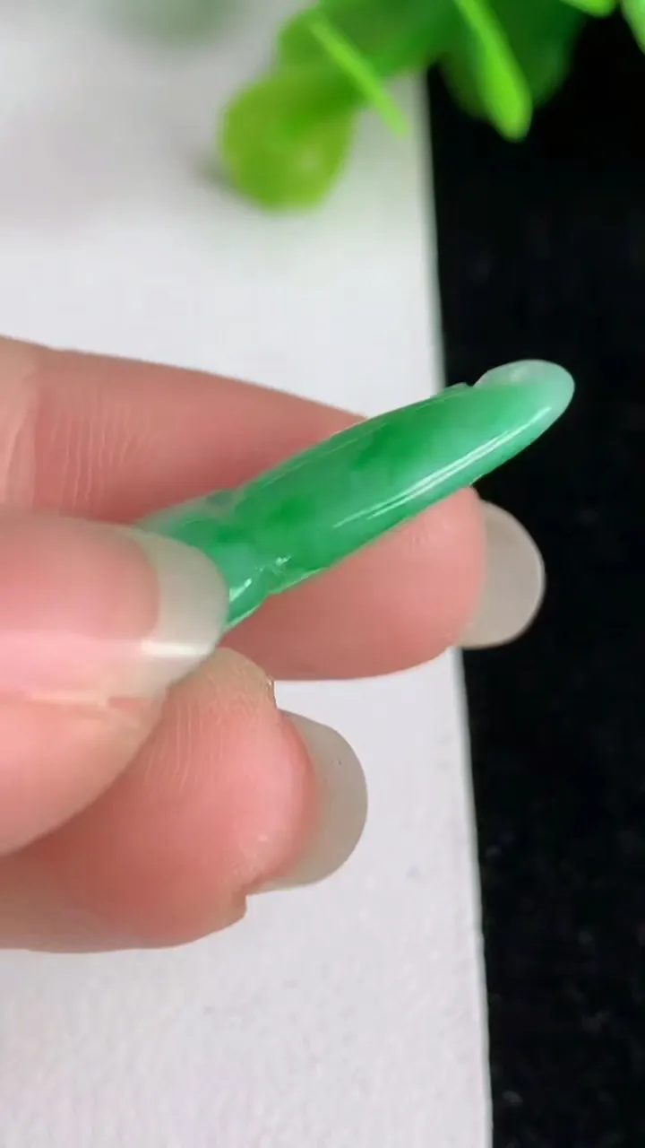 天然A货翡翠葫芦吊坠，尺寸33-15.2-6.5，重量:4.67g
5月31日
