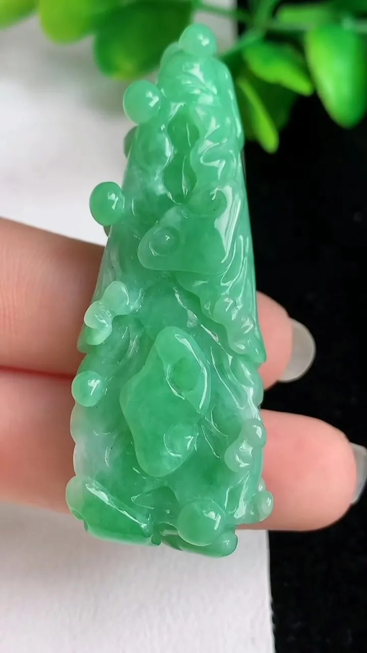 天然A货翡翠白菜吊坠，尺寸 55.4-19.7-11，重:20.12g
5月31日