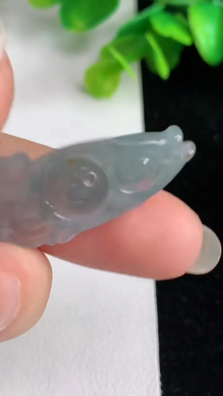 天然A货翡翠年年有余吊坠，尺寸39.2-14-6.6，重量:4.80g
5月31日