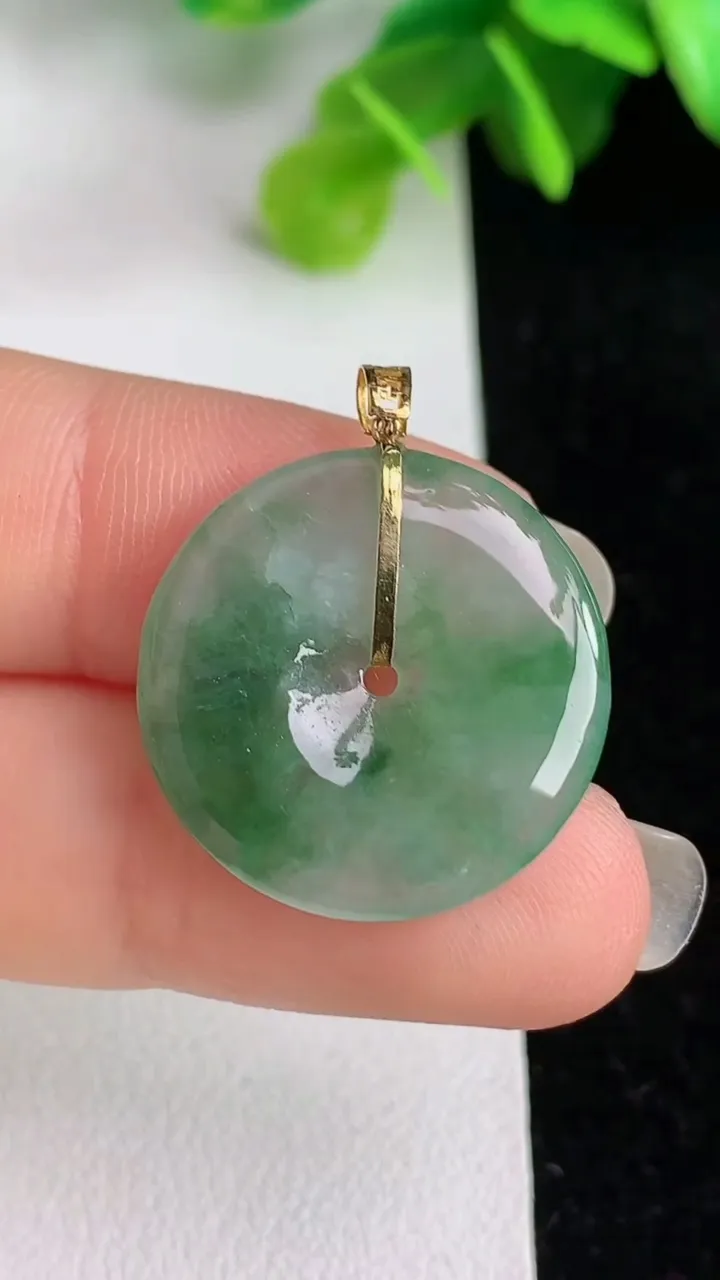 天然A货翡翠平安扣吊坠，尺寸21.4-3.3，重量:3.26g
5月31日