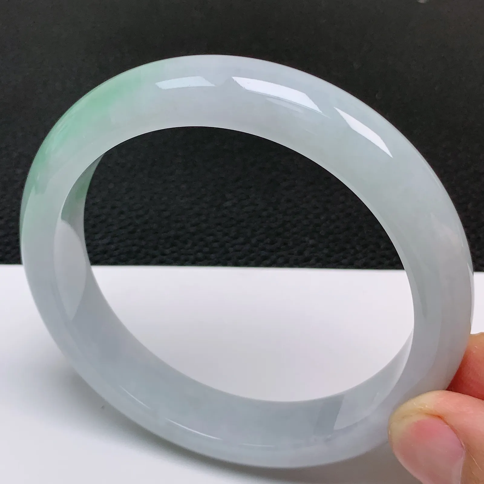 大圈口62～63 天然翡翠A货老坑冰润飘绿正圈手镯 尺寸62.5*13.6*8.8mm