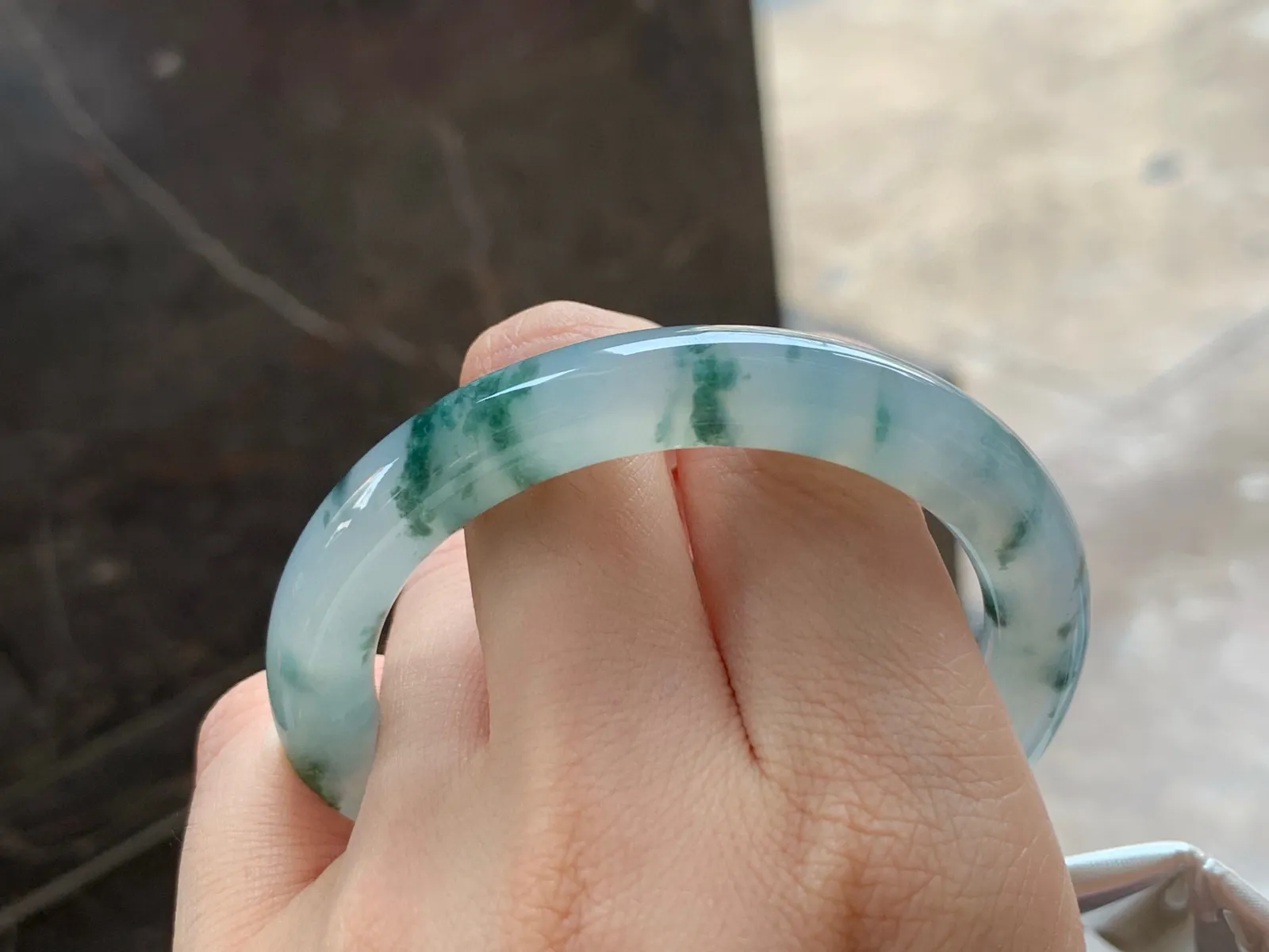 冰飘花圆条手镯
清爽54.3/8.9/9.2mm