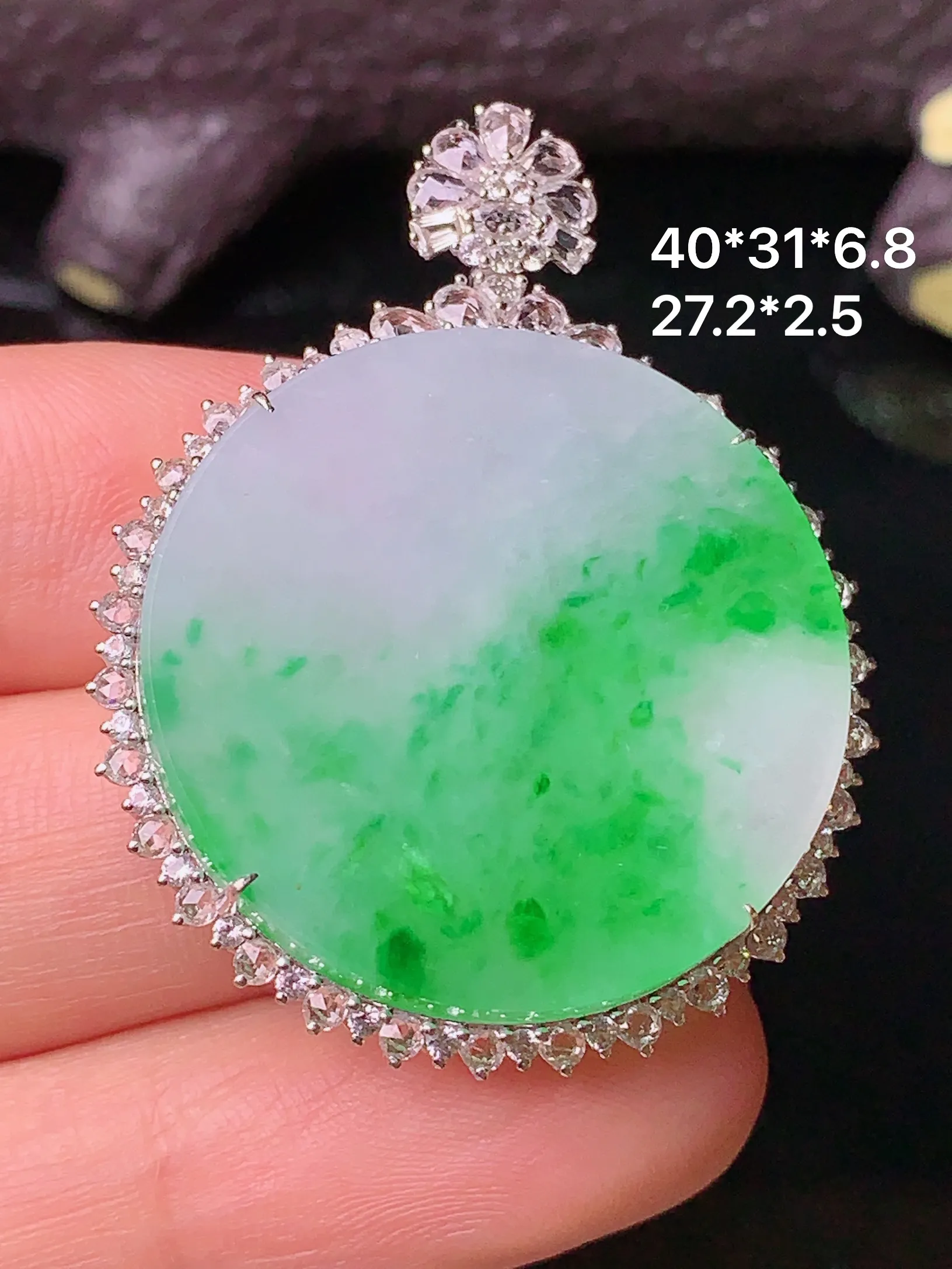 18k金钻镶嵌飘绿圆牌吊坠 玉质细腻 色泽清新艳丽 整体尺寸40*31*6.8