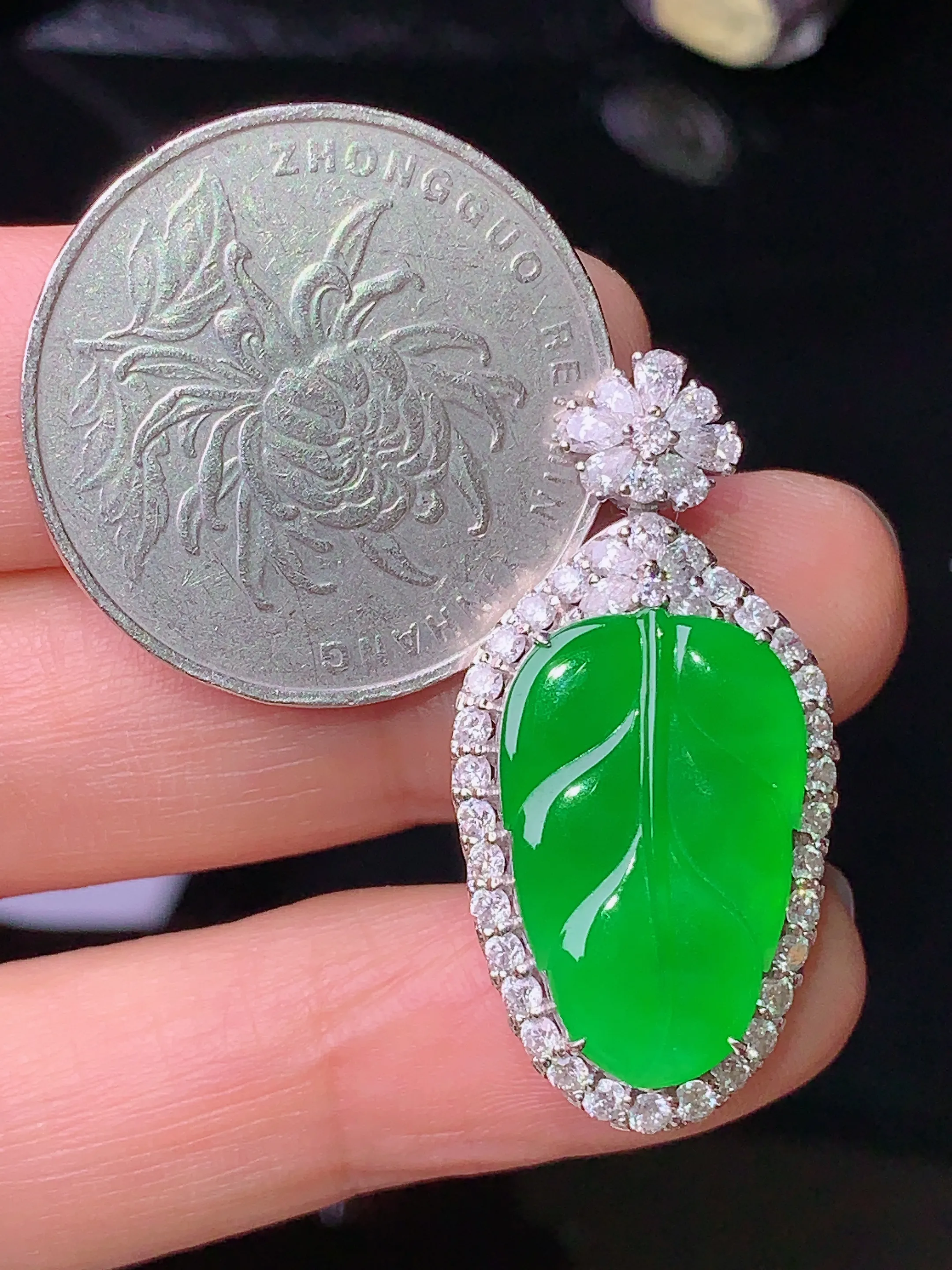 18k金钻镶嵌满绿树叶吊坠 玉质细腻 色泽清新艳丽 整体尺寸32.2*16.2*8