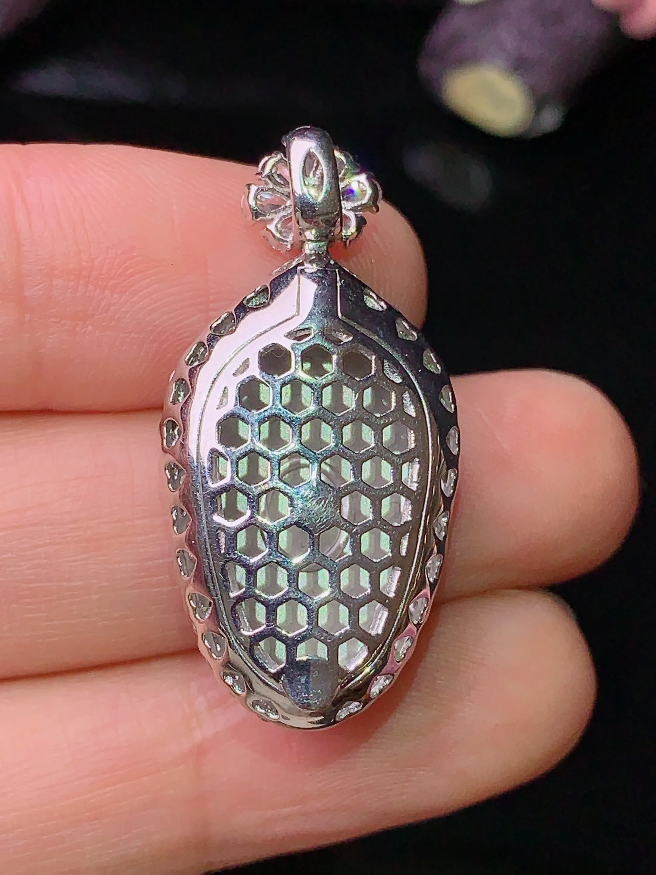 18k金钻镶嵌满绿树叶吊坠 玉质细腻 色泽清新艳丽 整体尺寸32.2*16.2*8