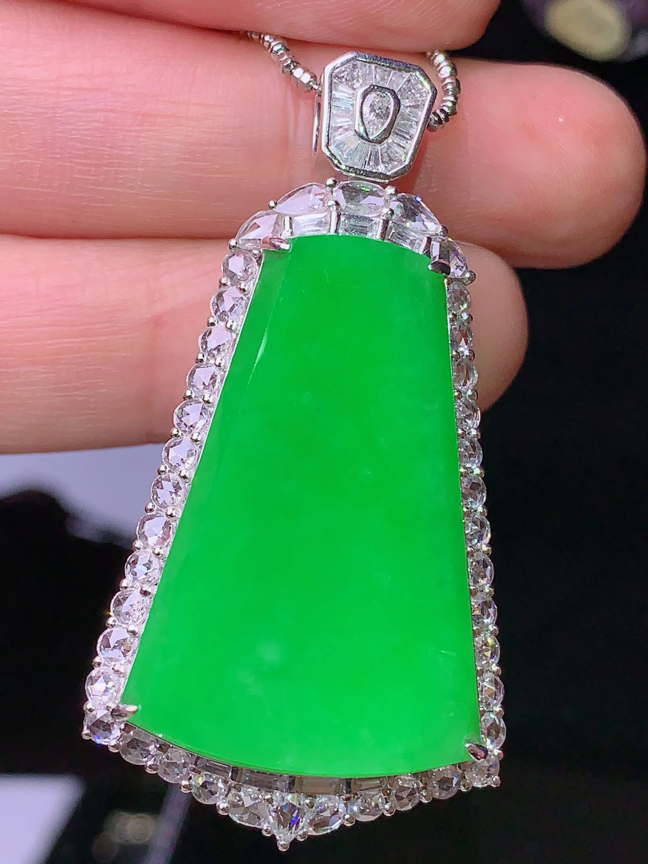 18k金钻镶嵌满绿无事牌吊坠 玉质细腻 色泽清新艳丽 整体尺寸45.5*23.7*11.8