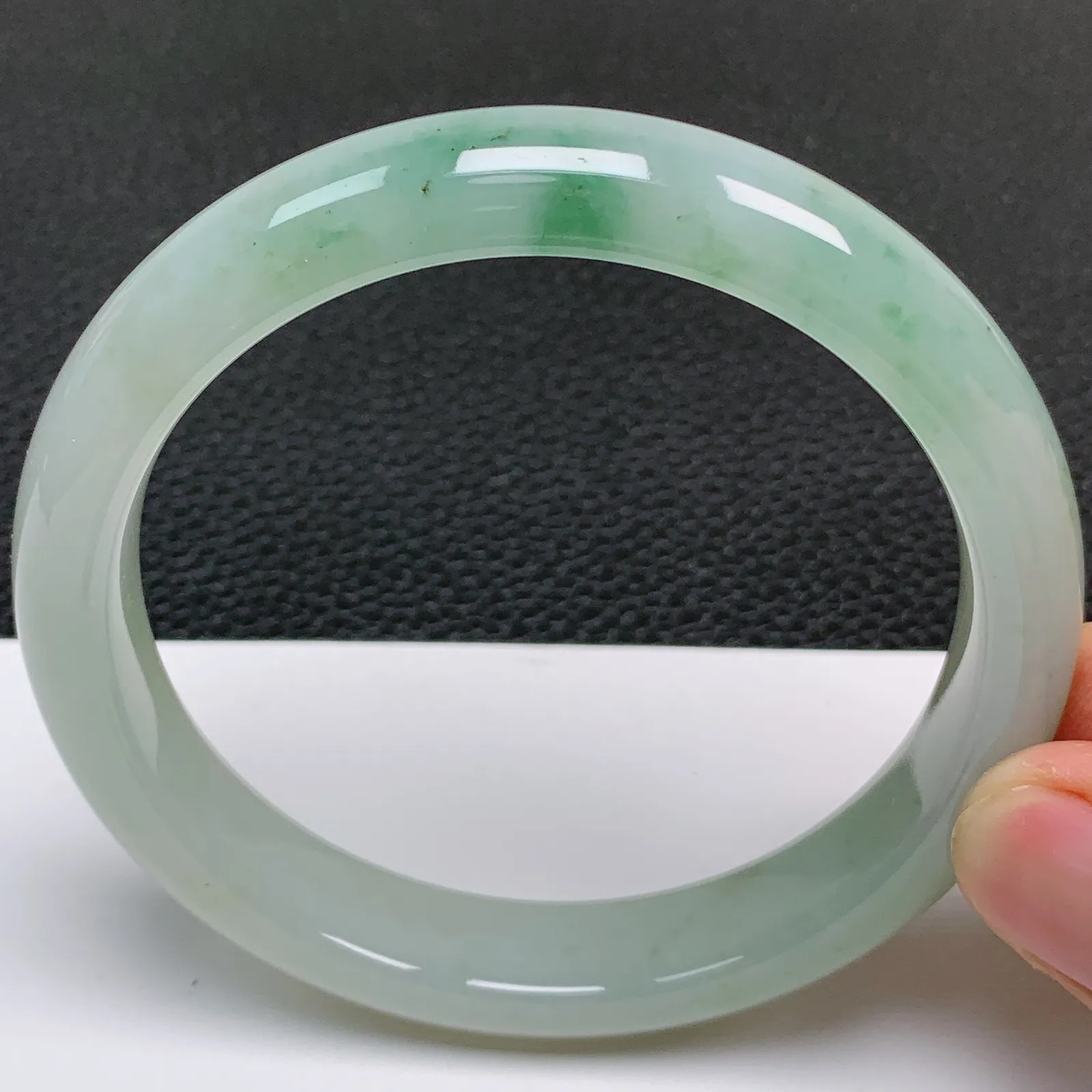 圈口60～61 天然翡翠A货老坑冰润飘花正圈手镯 尺寸60.9*12*8.6mm