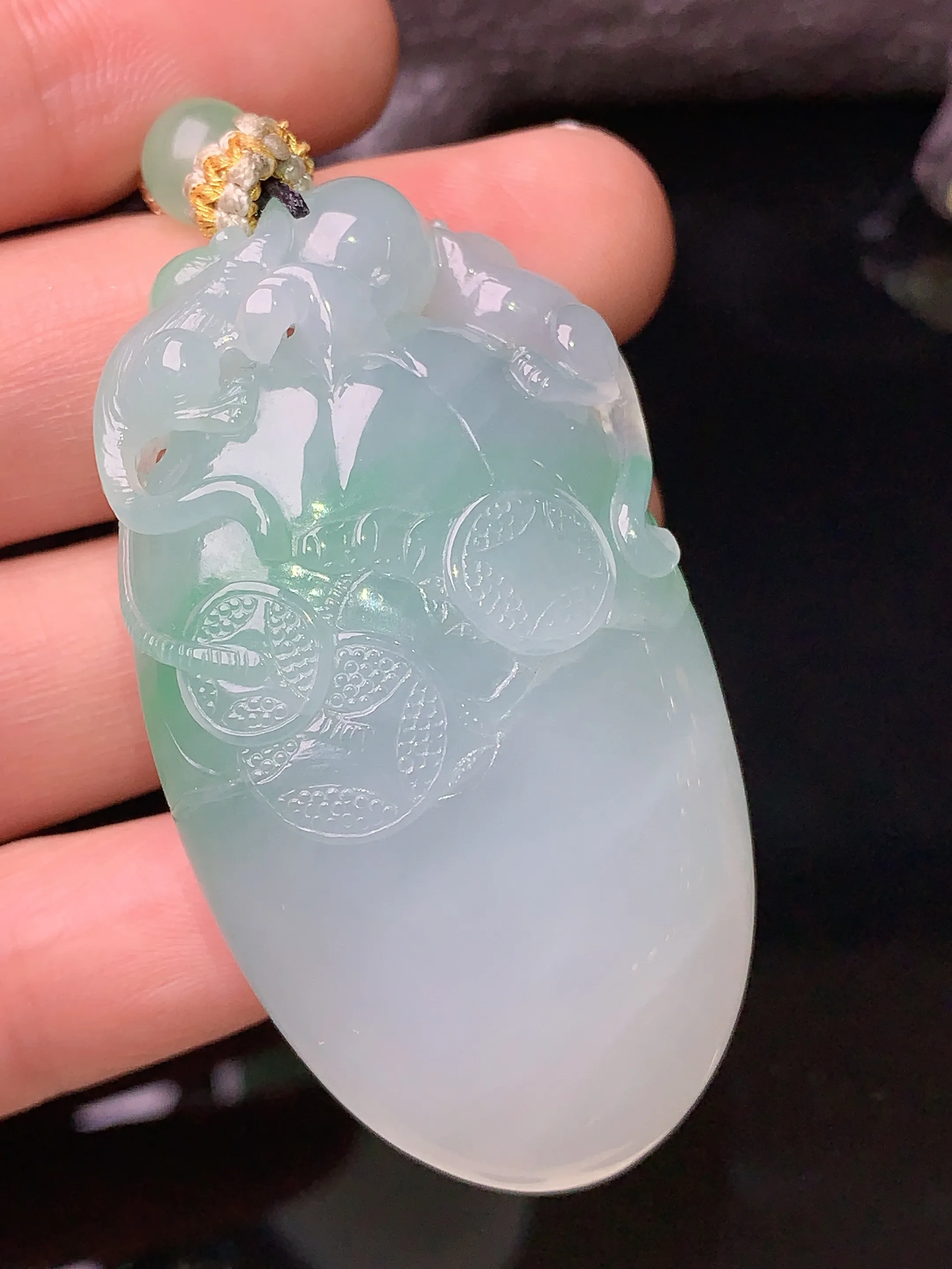 飘绿福瓜吊坠 玉质细腻 色泽清新艳丽 整体尺寸51*28*15.8