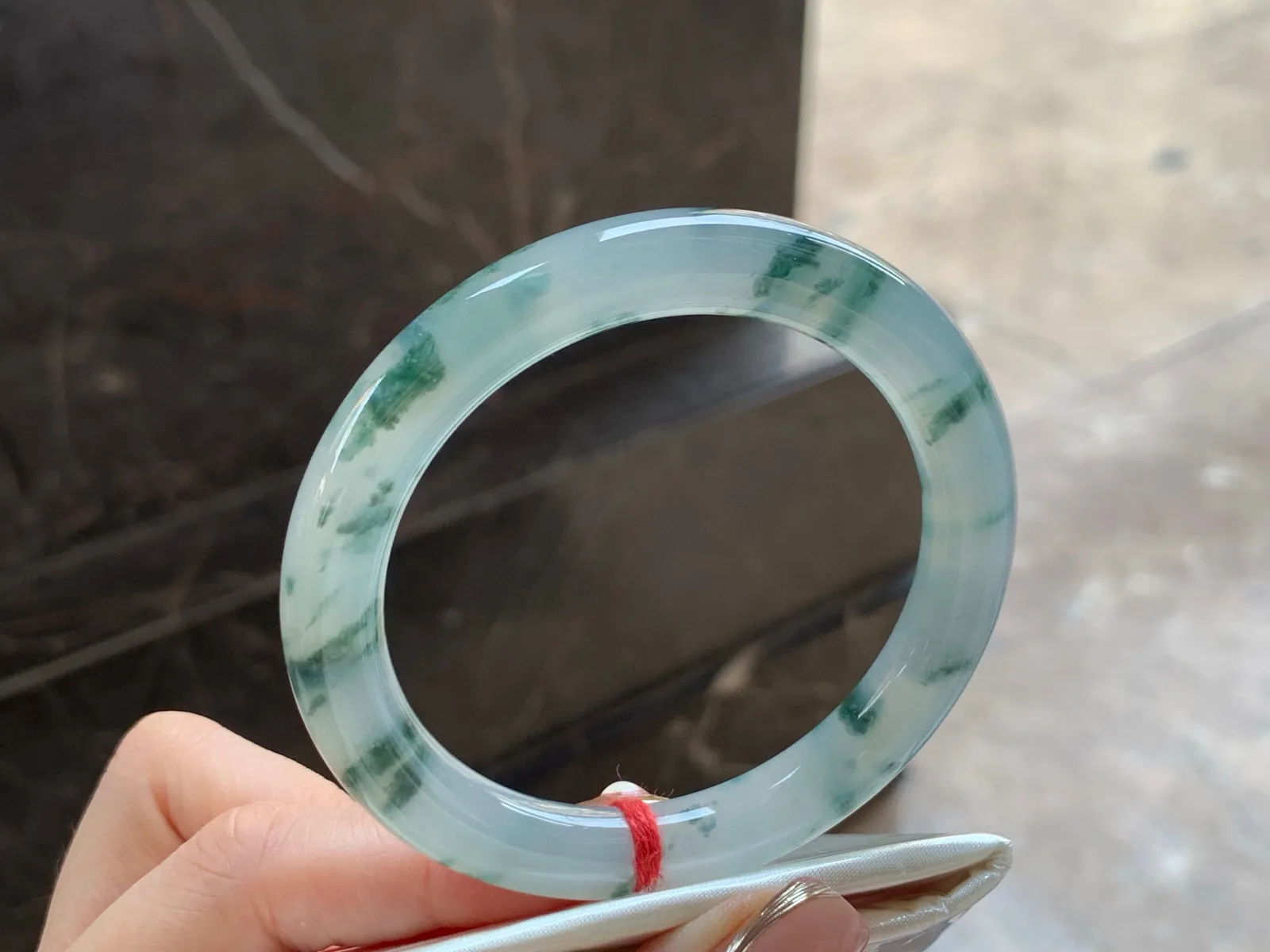冰飘花圆条手镯
清爽54.3/8.9/9.2mm