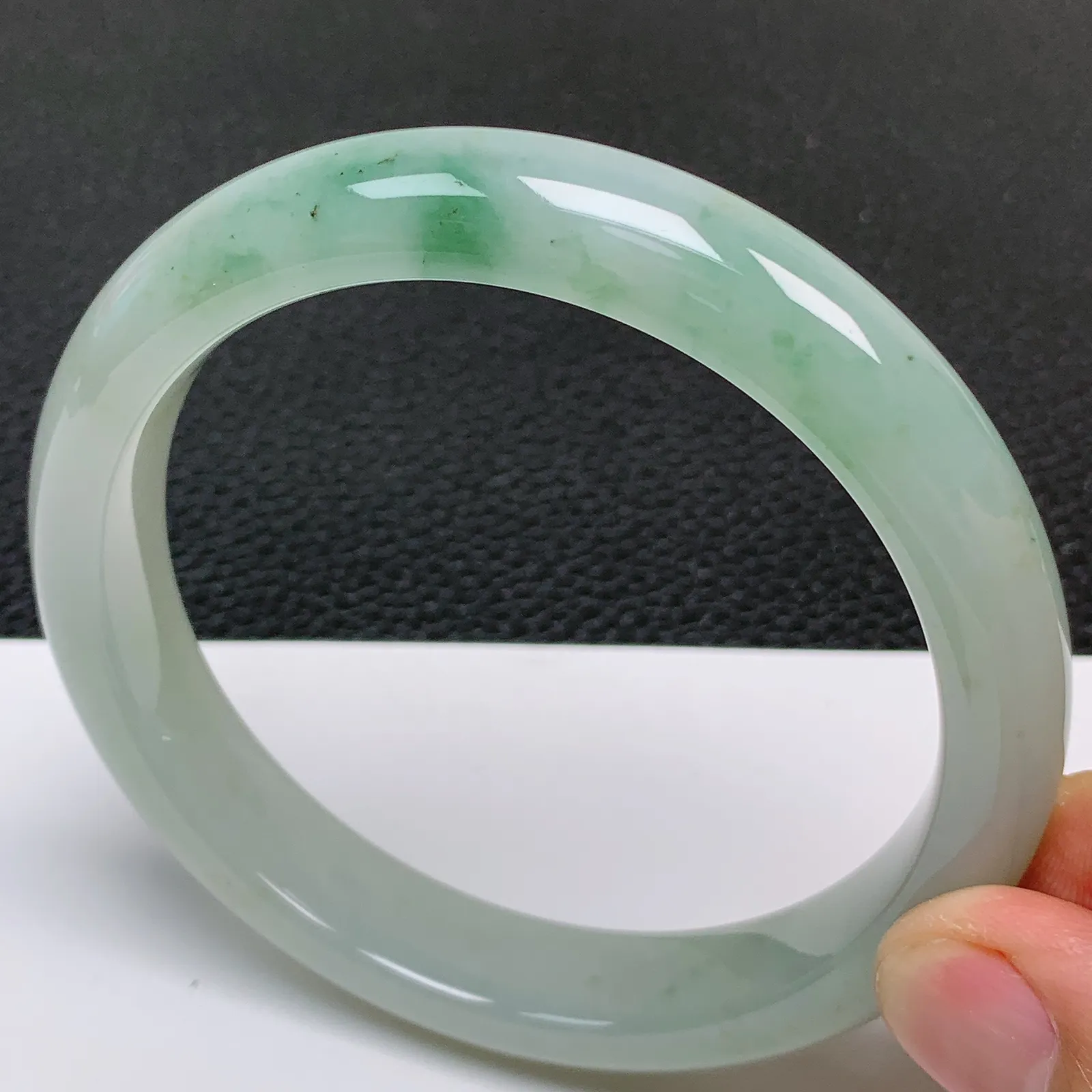 圈口60～61 天然翡翠A货老坑冰润飘花正圈手镯 尺寸60.9*12*8.6mm