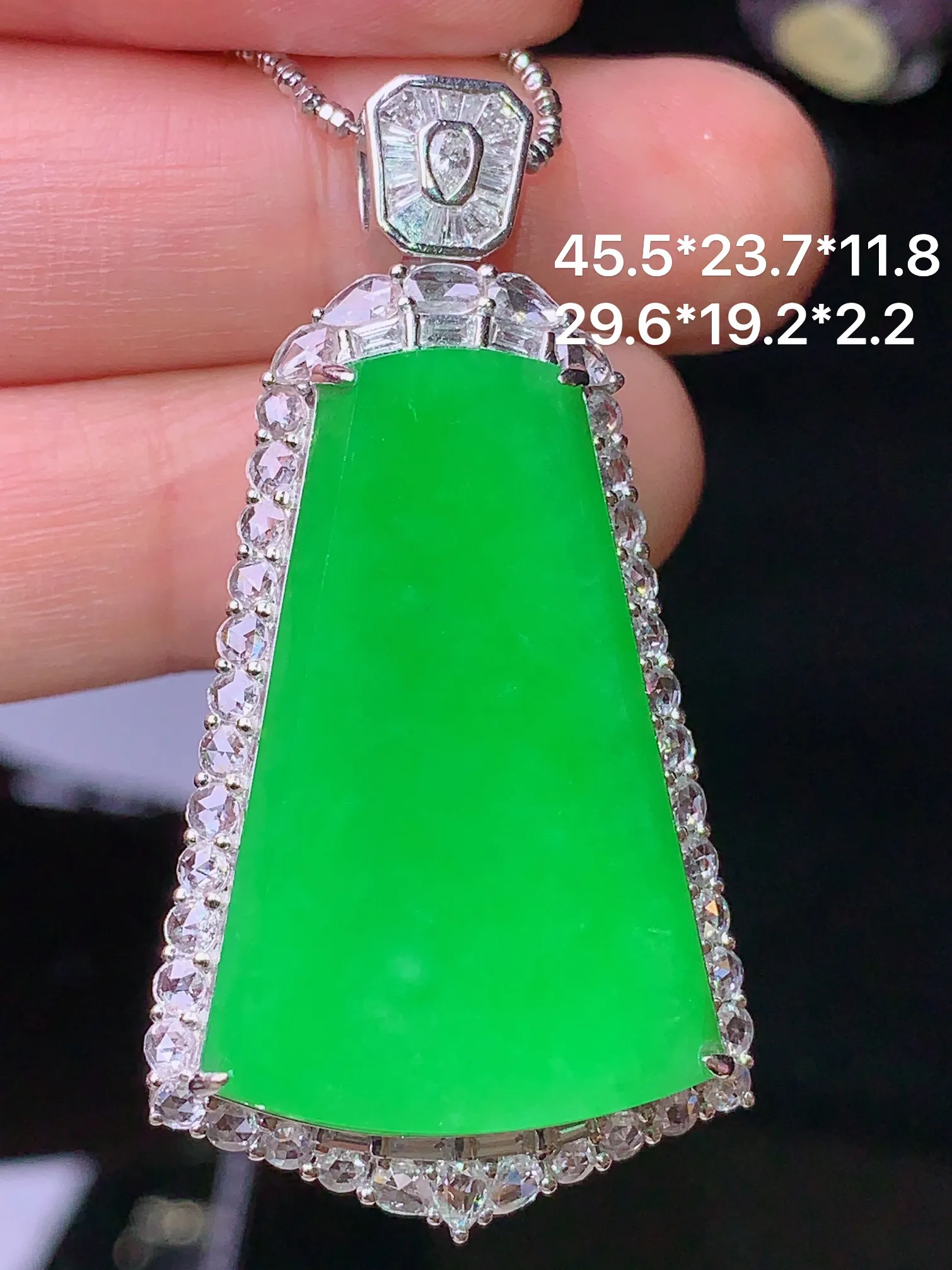 18k金钻镶嵌满绿无事牌吊坠 玉质细腻 色泽清新艳丽 整体尺寸45.5*23.7*11.8