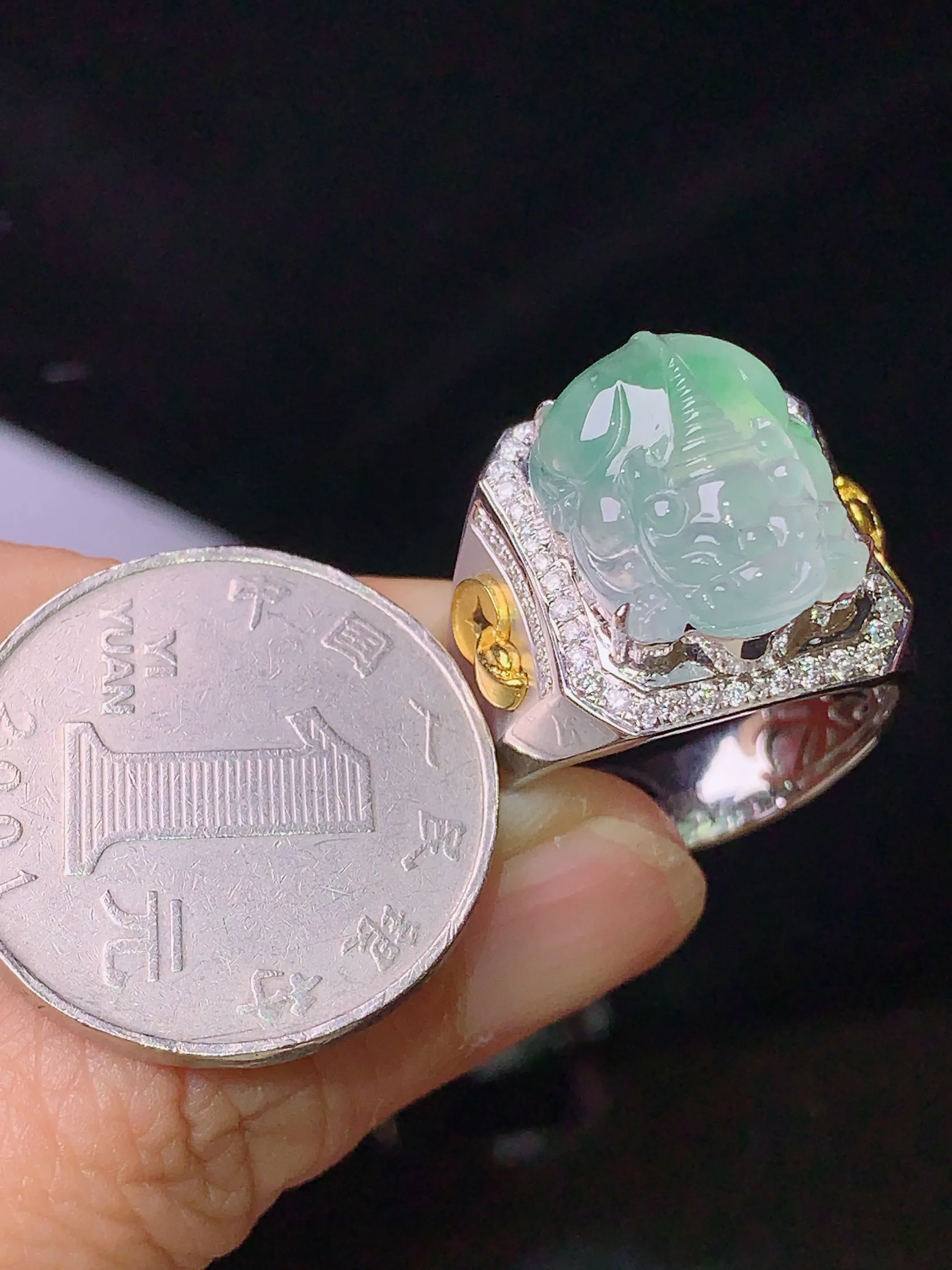 18k金钻镶嵌飘绿貔貅戒指 玉质细腻 色泽清新艳丽 圈口20.5 整体尺寸16.8*13.2*8
