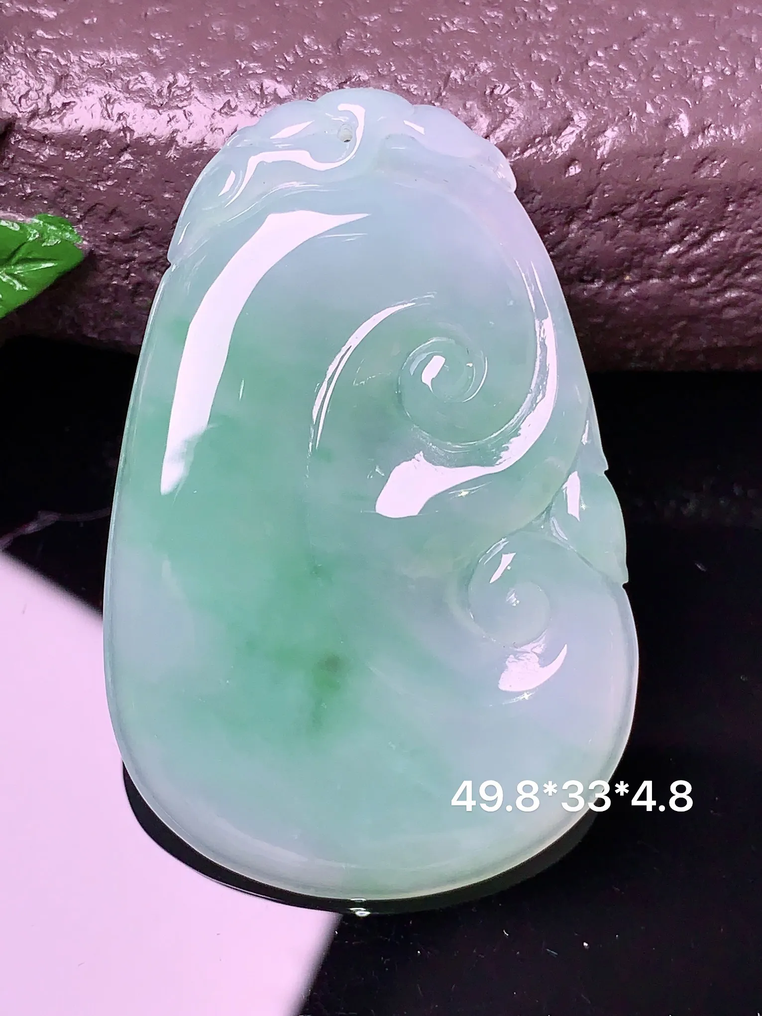 飘绿如意吊坠 玉质细腻 色泽清新艳丽 整体尺寸49.8*33*4.8