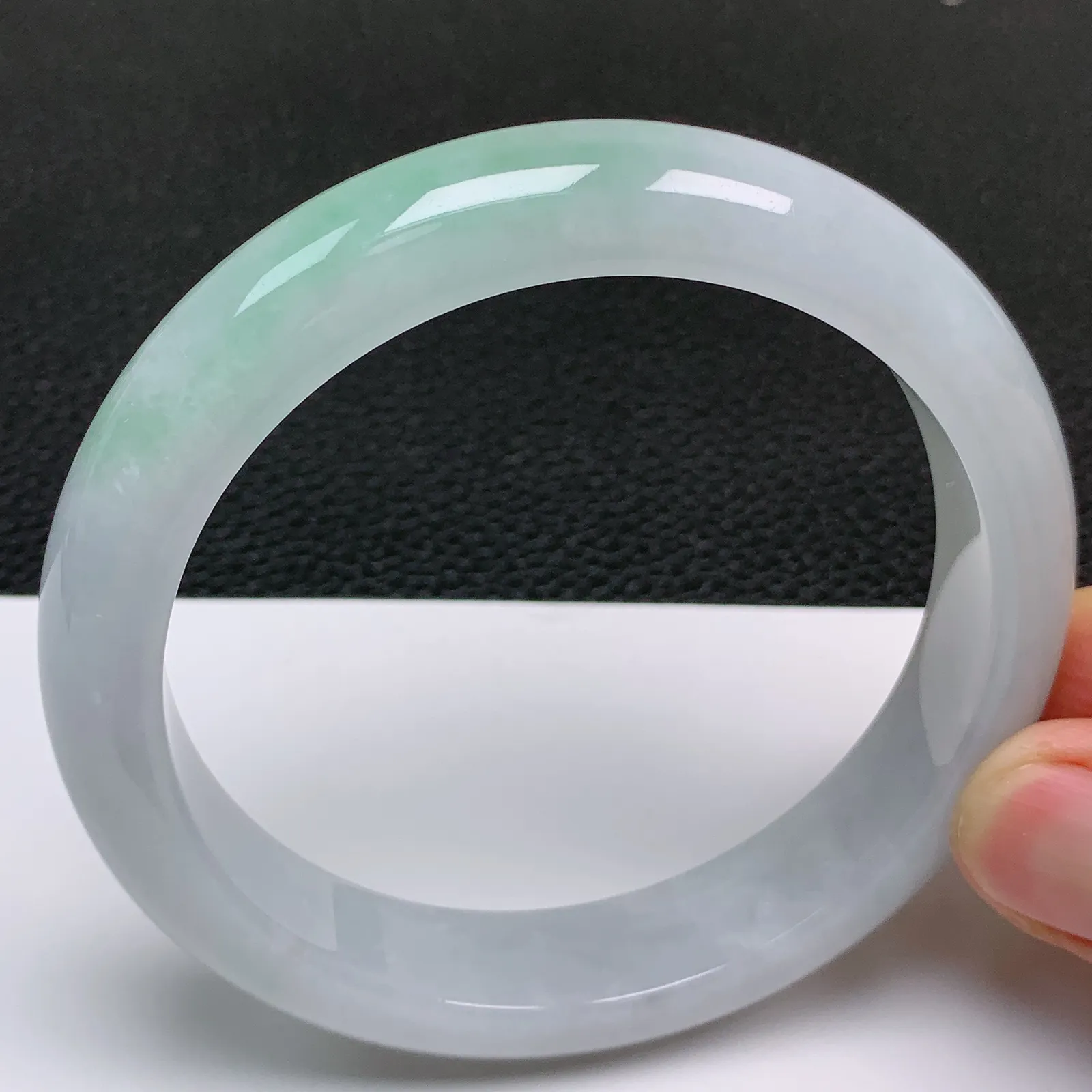 大圈口62～63 天然翡翠A货老坑冰润飘绿正圈手镯 尺寸62.5*13.6*8.8mm