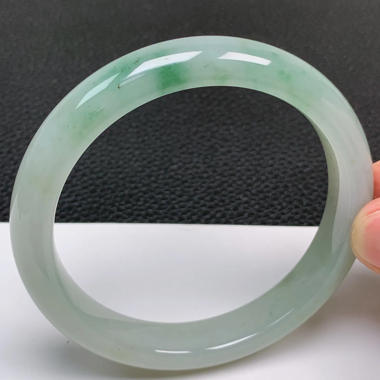圈口60～61 天然翡翠A货老坑冰润飘花正圈手镯 尺寸60.9*12*8.6mm