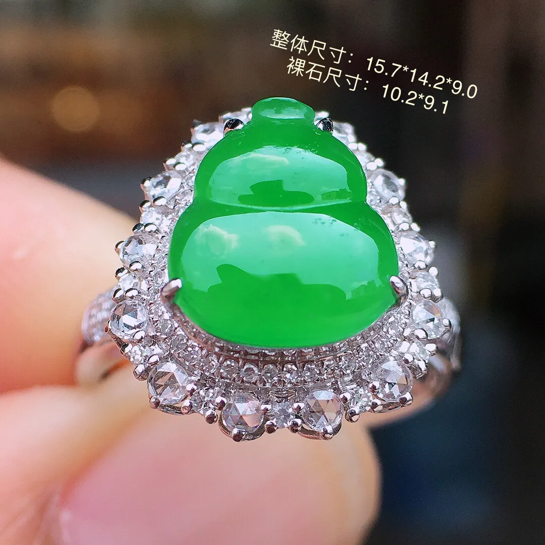 阳绿葫芦戒指，色泽均匀艳丽，玉质细腻，荧光感超
强，饱满水润，气质满满。18k
金豪华镶嵌