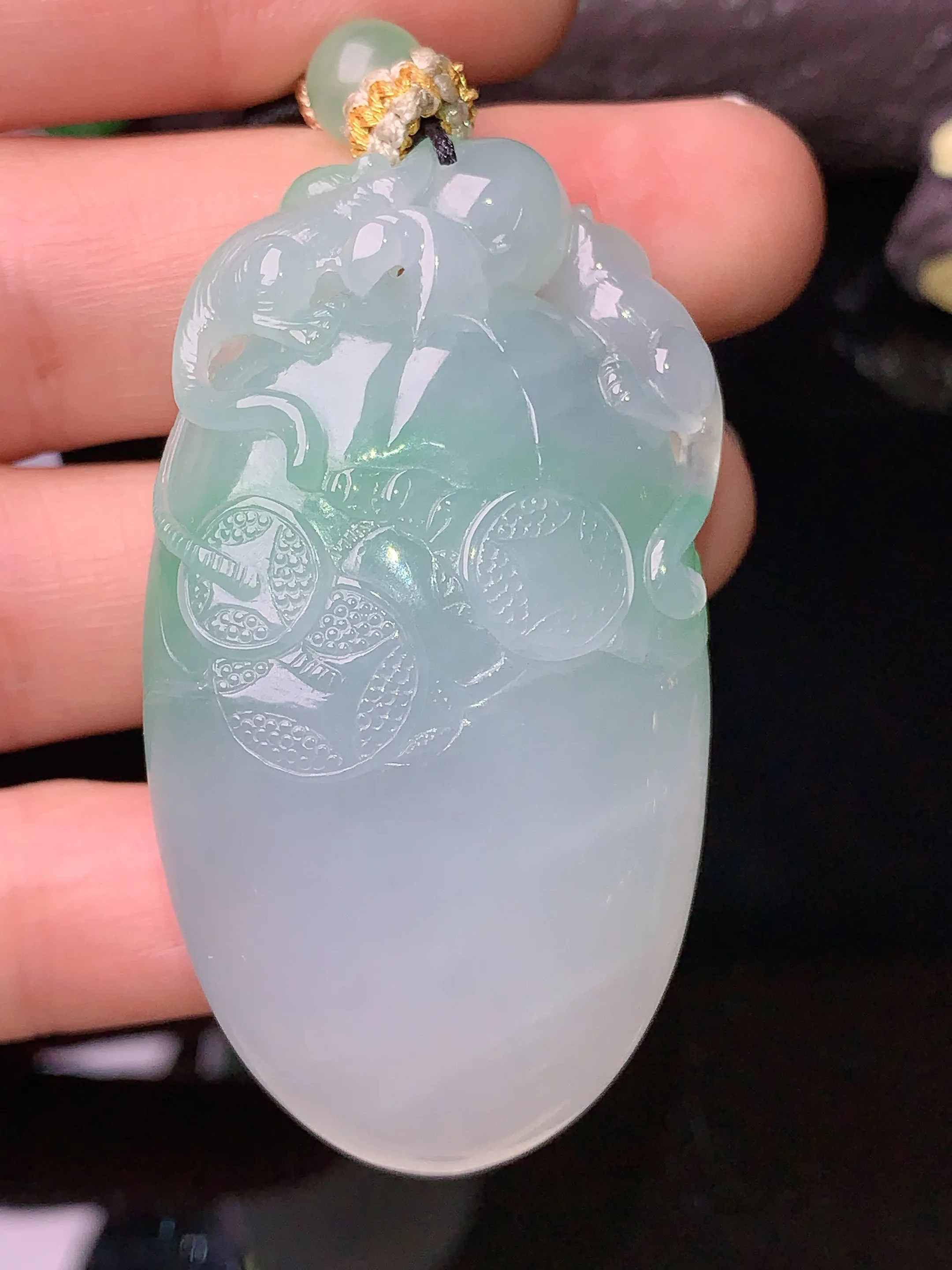 飘绿福瓜吊坠 玉质细腻 色泽清新艳丽 整体尺寸51*28*15.8