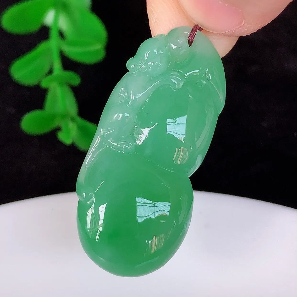 自然光实拍，冰润冰糯种满绿翡翠葫芦吊坠，葫芦寓意福禄双全，财源滚滚，饱满，清新脱俗，佩戴效果优雅迷人！#05.27