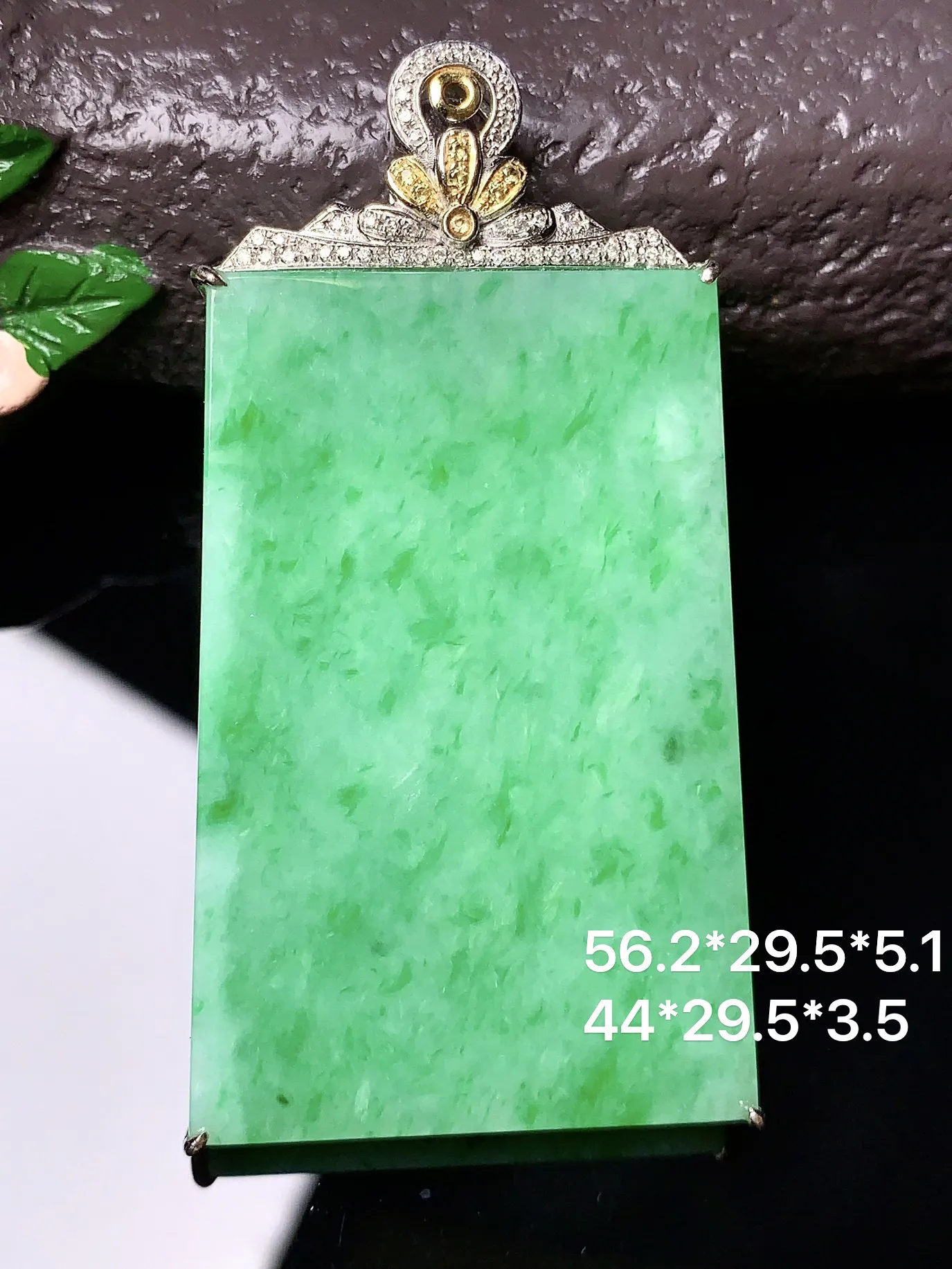 18k金钻镶嵌翠绿无事牌吊坠 玉质细腻 色泽清新艳丽 整体尺寸56.2*29.5*5.1