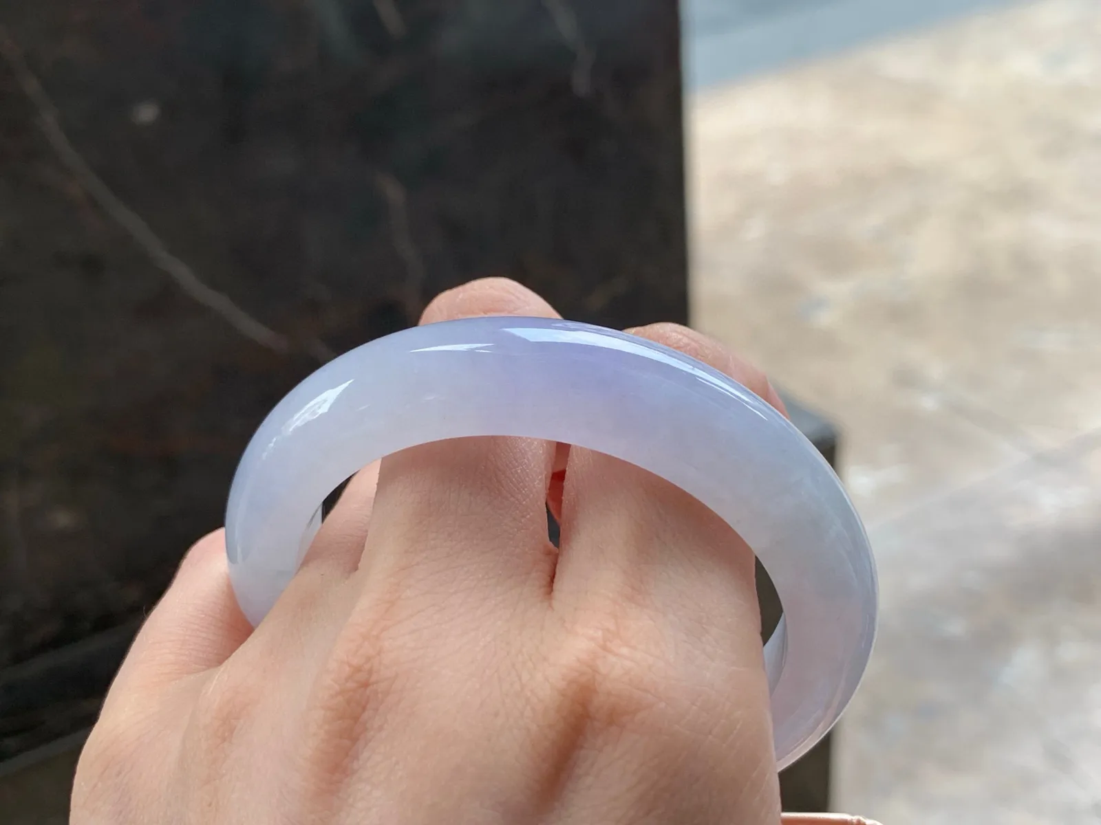 冰淡春飘花手镯
水润清爽 54.5/12.3/9.6mm