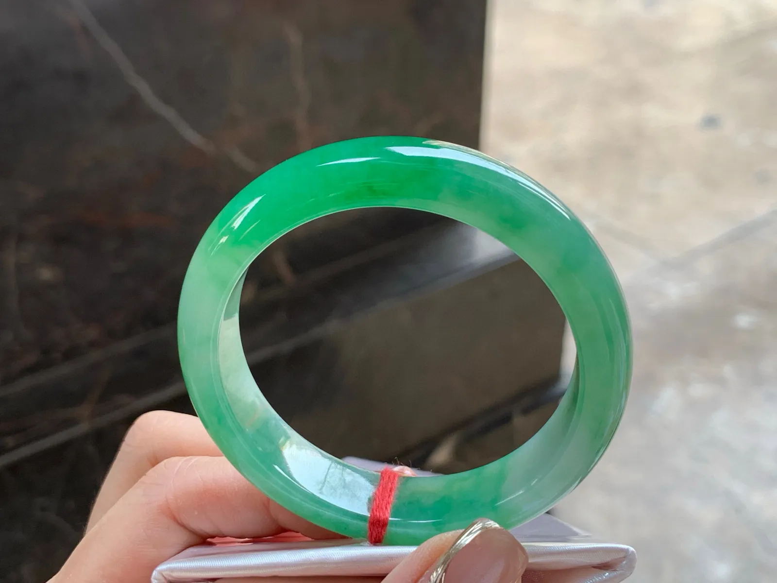 带色手镯
水润清爽 52.8/12.6/7.8mm