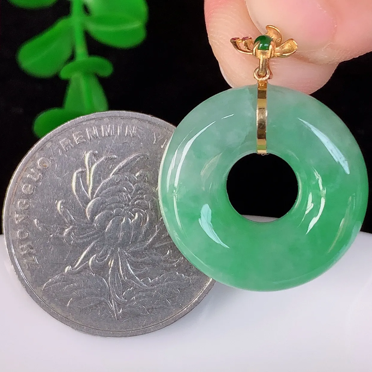 自然光实拍，18K金镶嵌水润冰糯种飘绿翡翠平安扣吊坠，翡翠平安扣，冰润光泽，寓意平平安安，平安扣佩戴时尚漂亮！#00.27