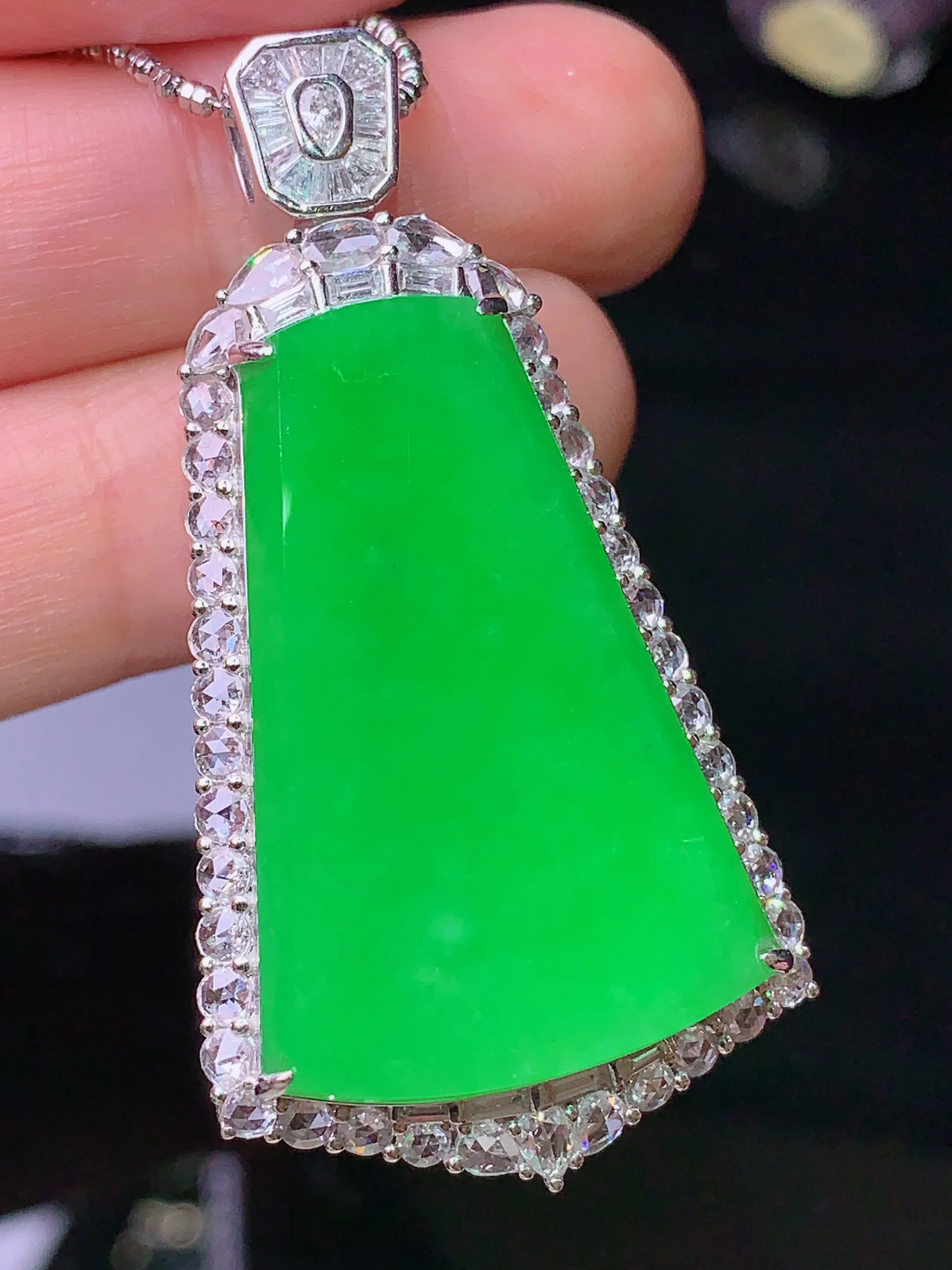 18k金钻镶嵌满绿无事牌吊坠 玉质细腻 色泽清新艳丽 整体尺寸45.5*23.7*11.8