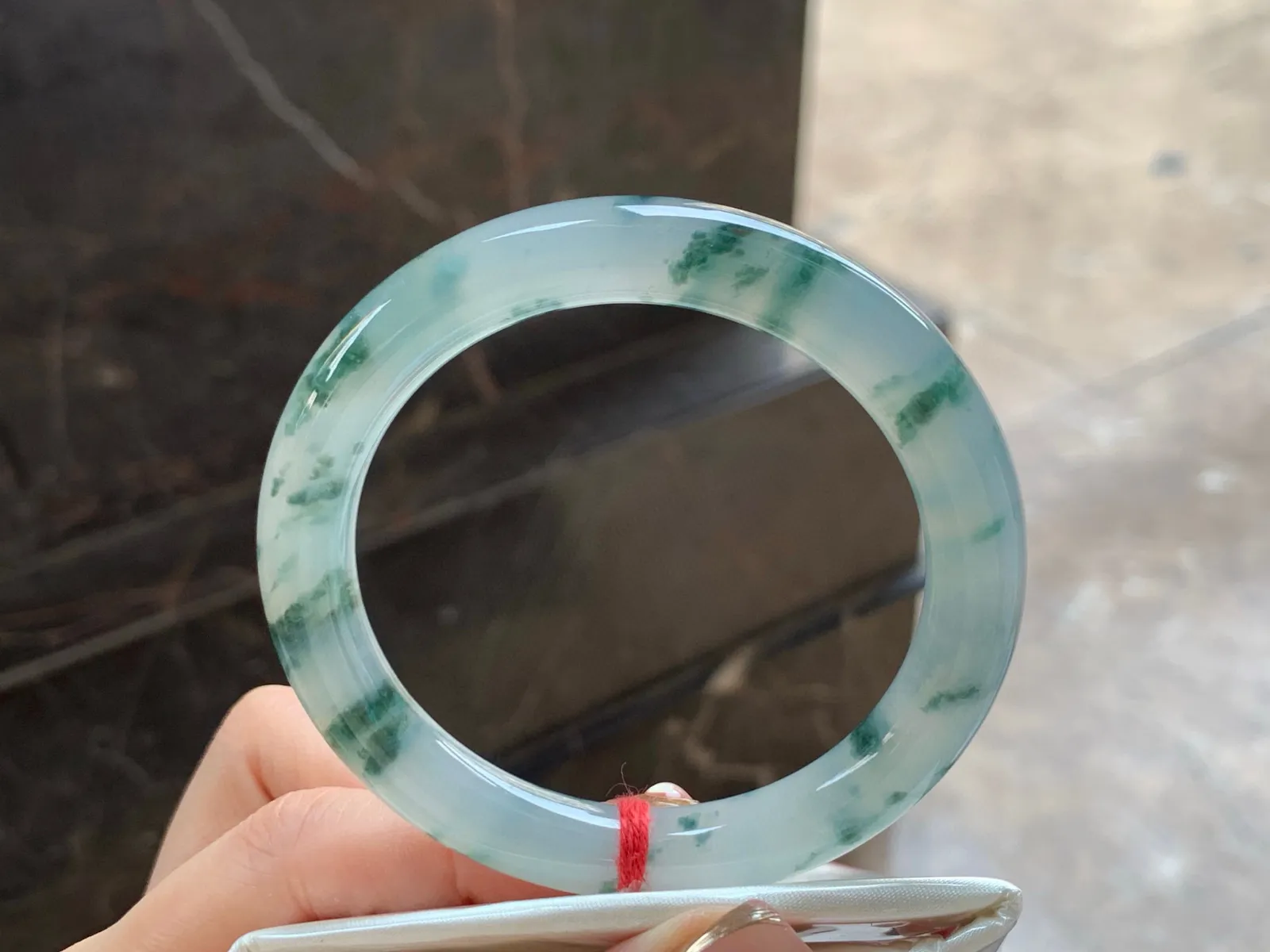 冰飘花圆条手镯
清爽54.3/8.9/9.2mm