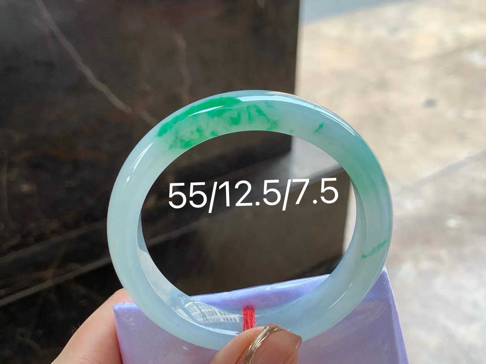 冰带色手镯
水润55/12.5/7.5mm