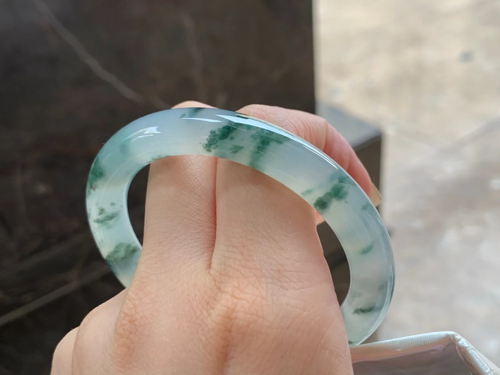 冰飘花圆条手镯
清爽54.3/8.9/9.2mm