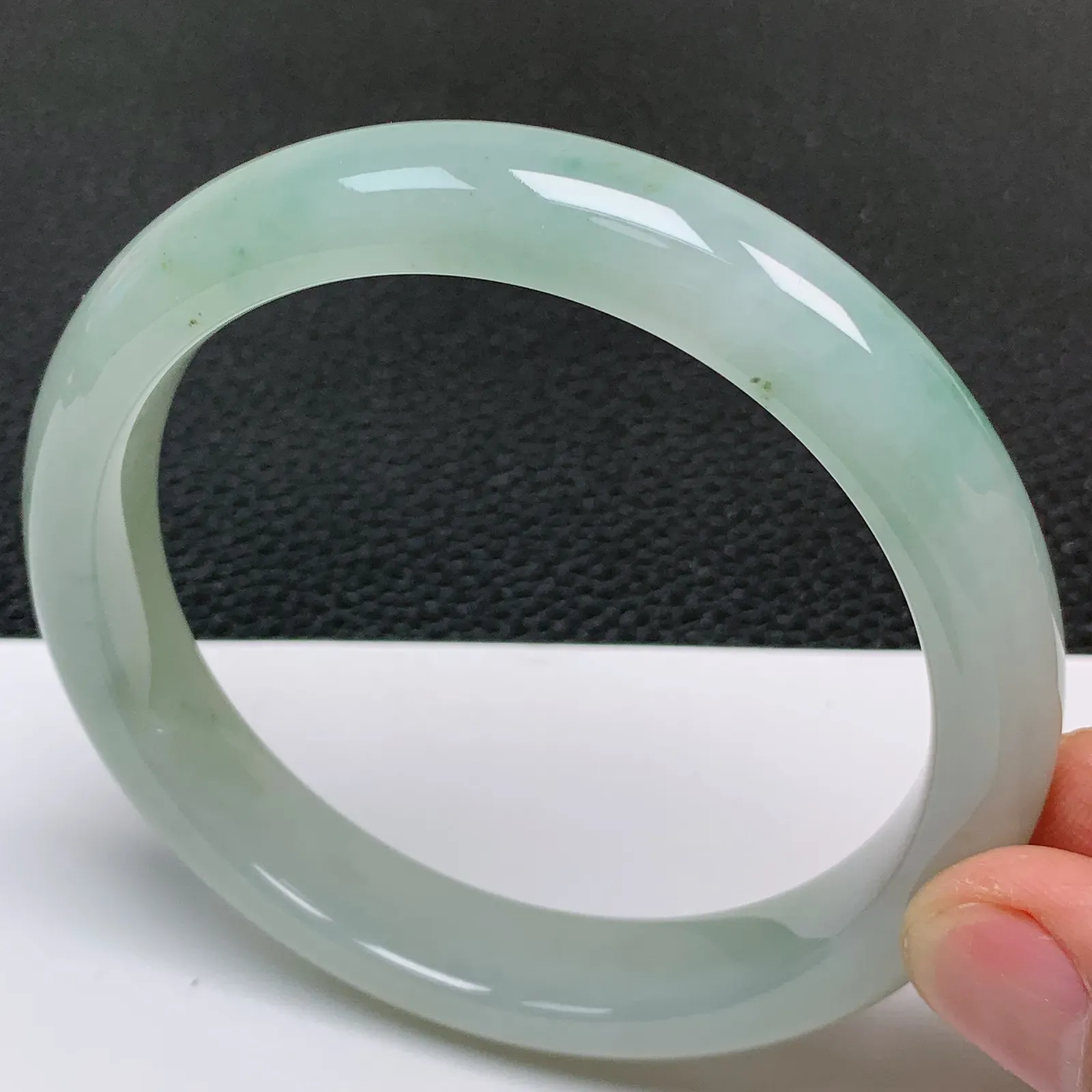 圈口60～61 天然翡翠A货老坑冰润飘花正圈手镯 尺寸60.9*12*8.6mm