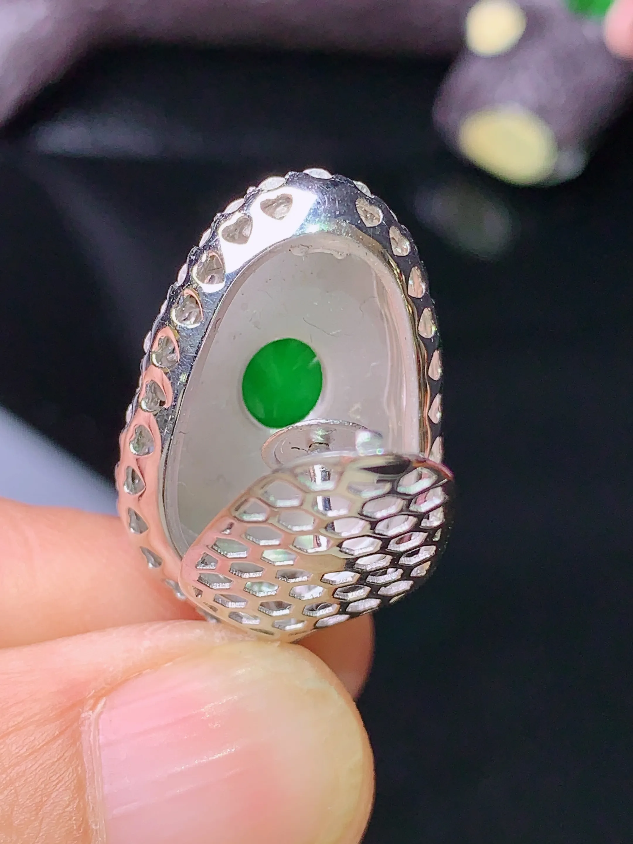 18k金钻镶嵌满绿树叶吊坠 玉质细腻 色泽清新艳丽 整体尺寸32.2*16.2*8