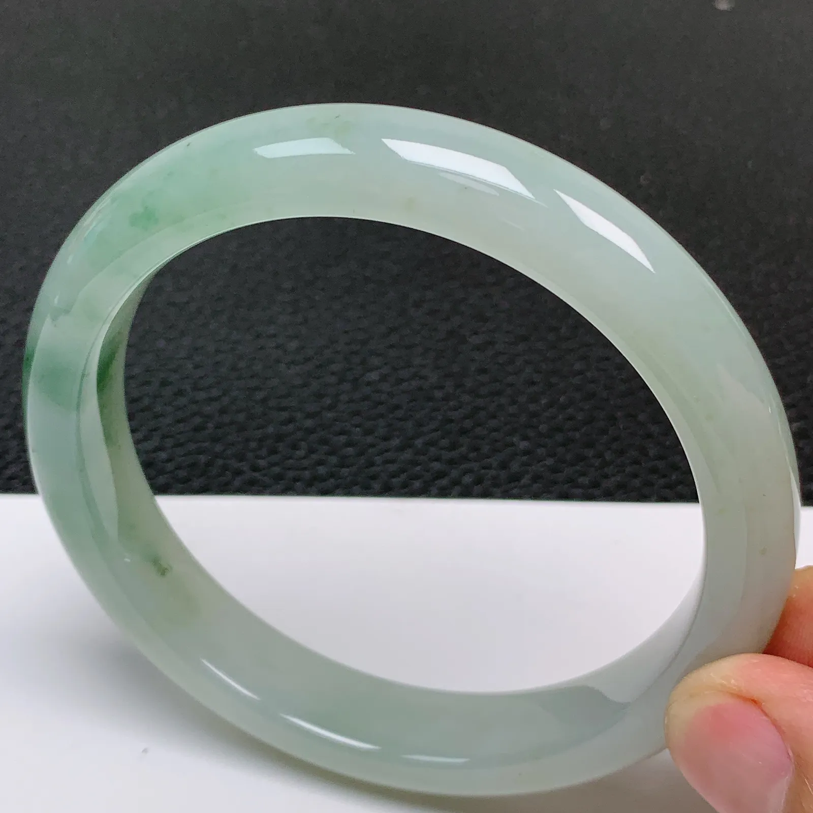 圈口60～61 天然翡翠A货老坑冰润飘花正圈手镯 尺寸60.9*12*8.6mm