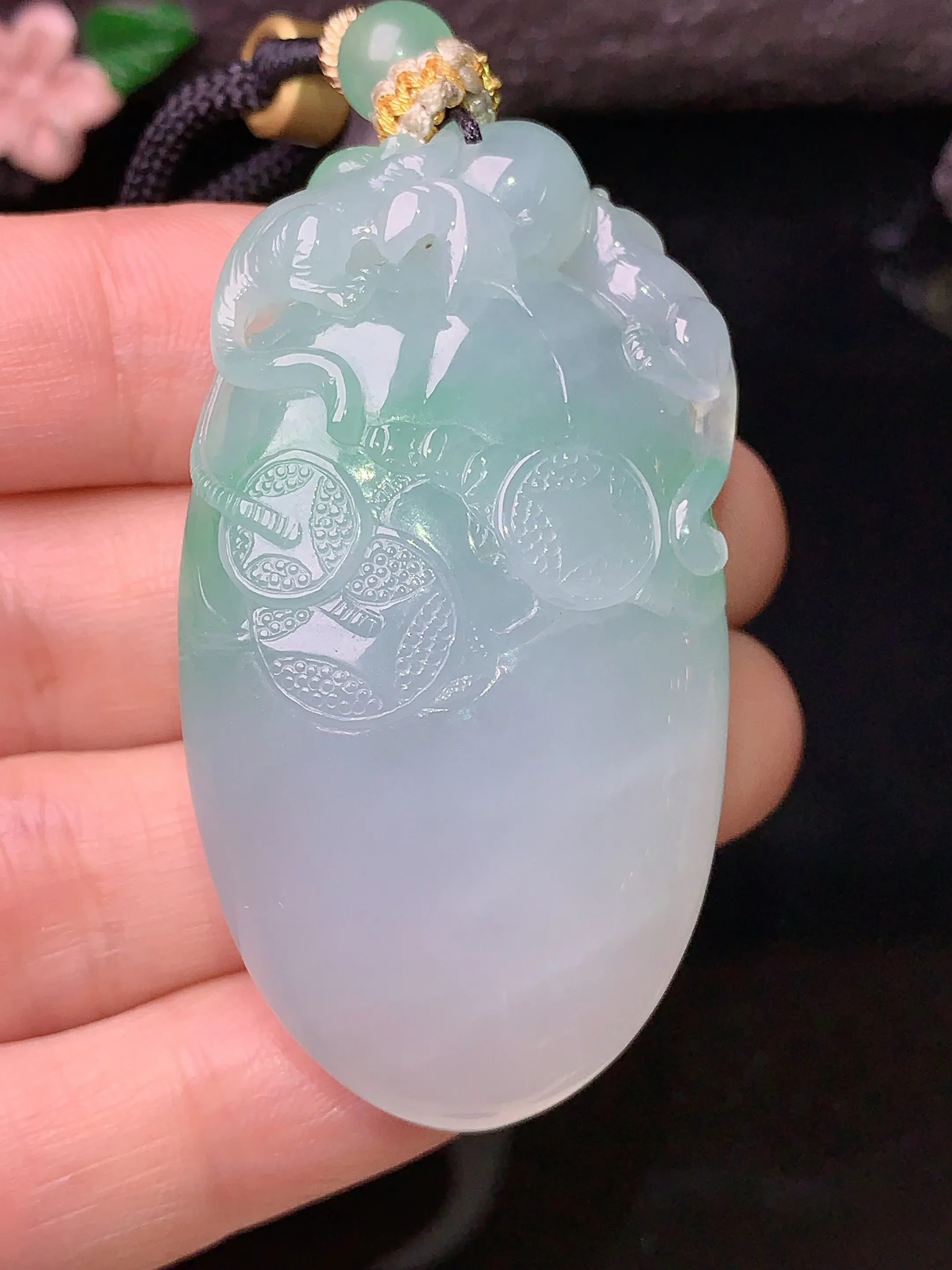 飘绿福瓜吊坠 玉质细腻 色泽清新艳丽 整体尺寸51*28*15.8