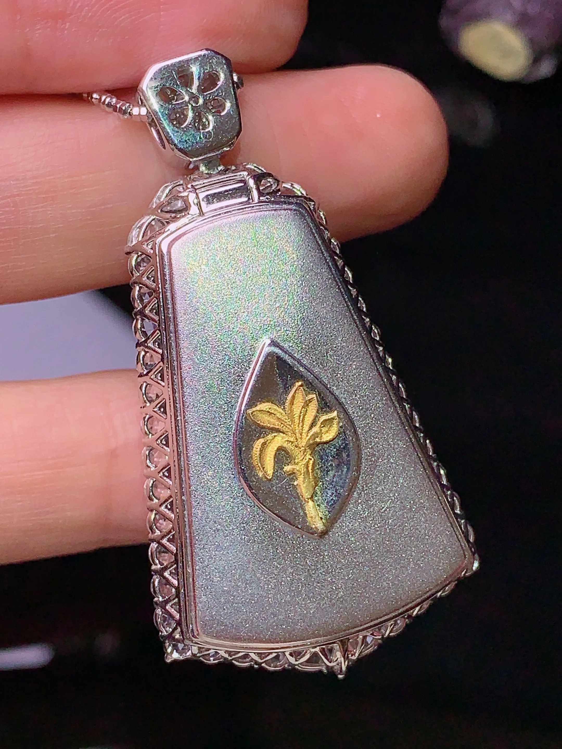 18k金钻镶嵌满绿无事牌吊坠 玉质细腻 色泽清新艳丽 整体尺寸45.5*23.7*11.8