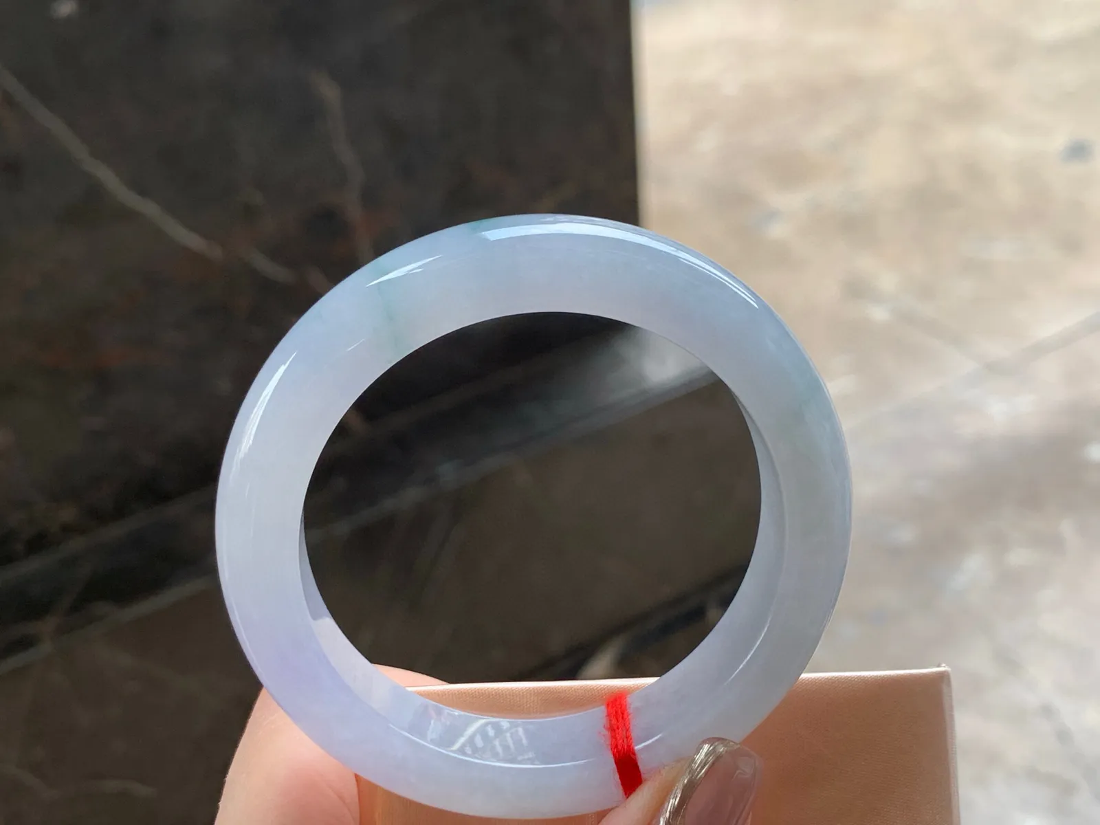 冰淡春飘花手镯
水润清爽 54.5/12.3/9.6mm
