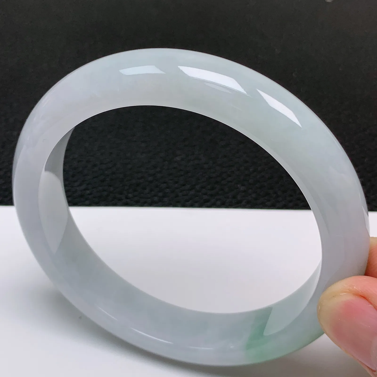 大圈口62～63 天然翡翠A货老坑冰润飘绿正圈手镯 尺寸62.5*13.6*8.8mm