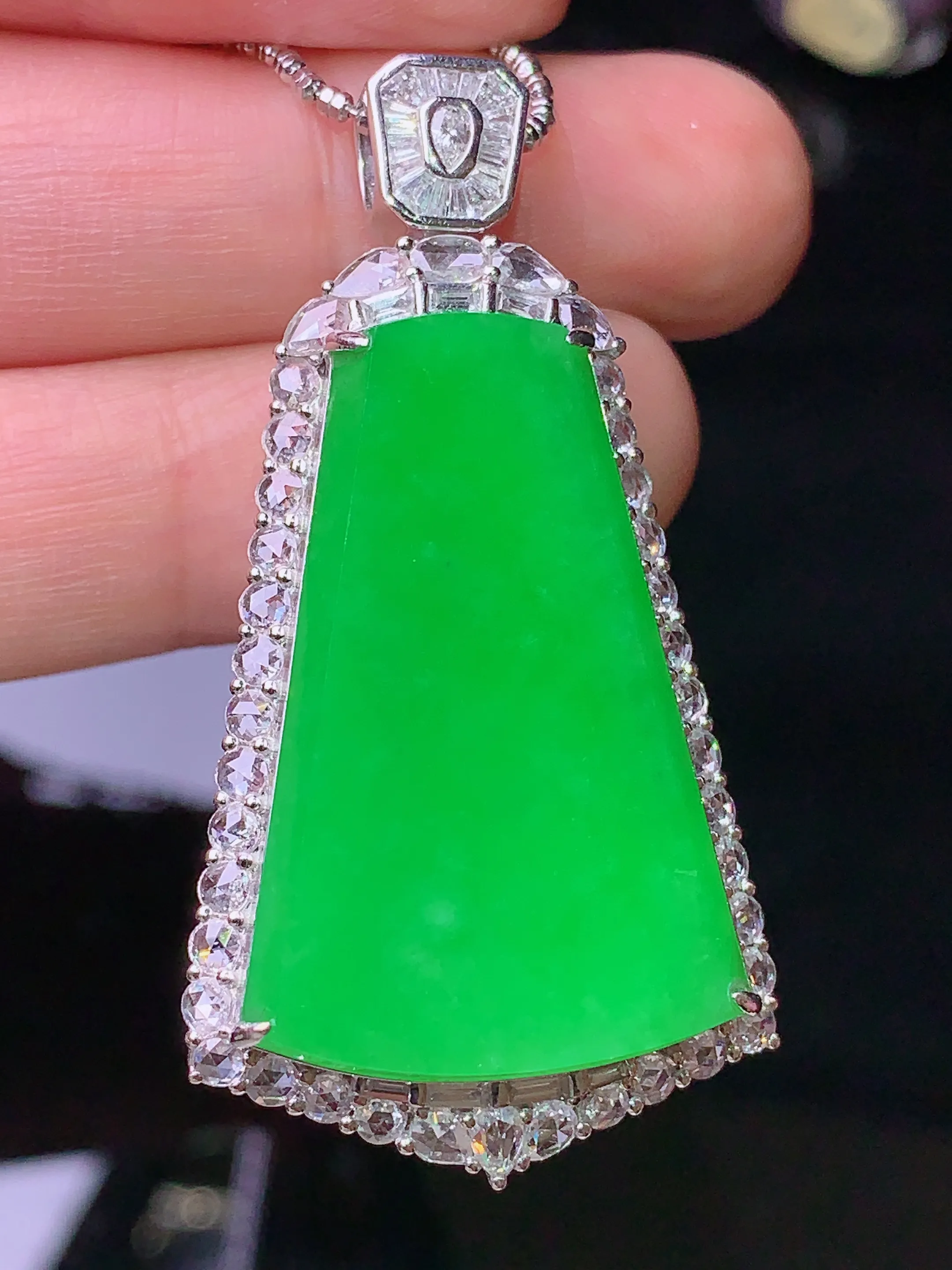 18k金钻镶嵌满绿无事牌吊坠 玉质细腻 色泽清新艳丽 整体尺寸45.5*23.7*11.8