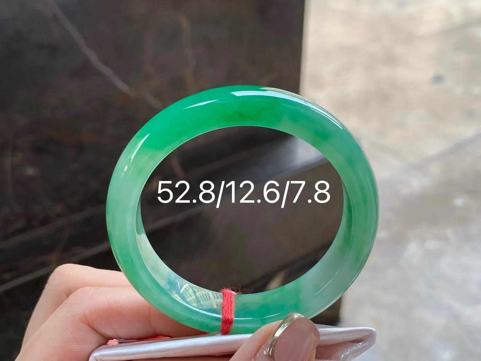 带色手镯
水润清爽 52.8/12.6/7.8mm