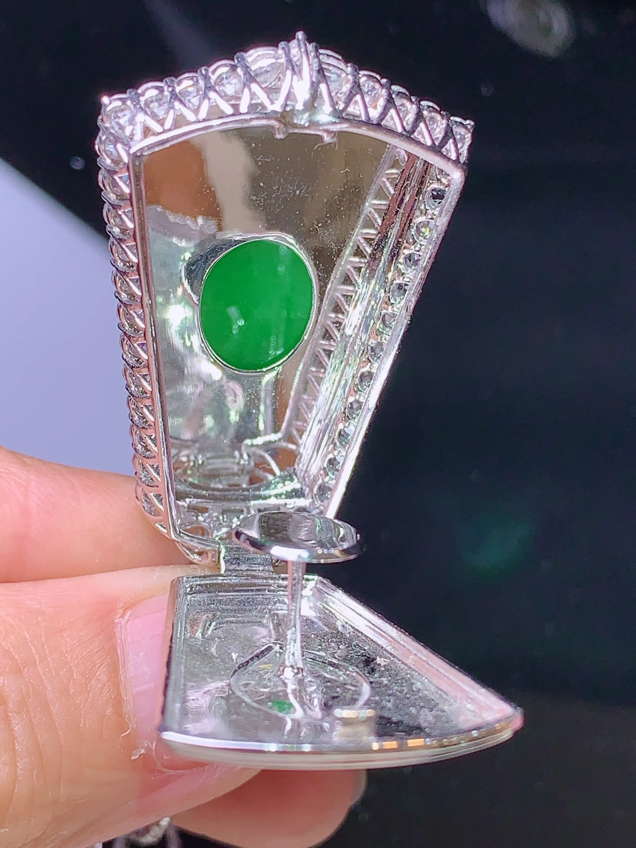 18k金钻镶嵌满绿无事牌吊坠 玉质细腻 色泽清新艳丽 整体尺寸45.5*23.7*11.8