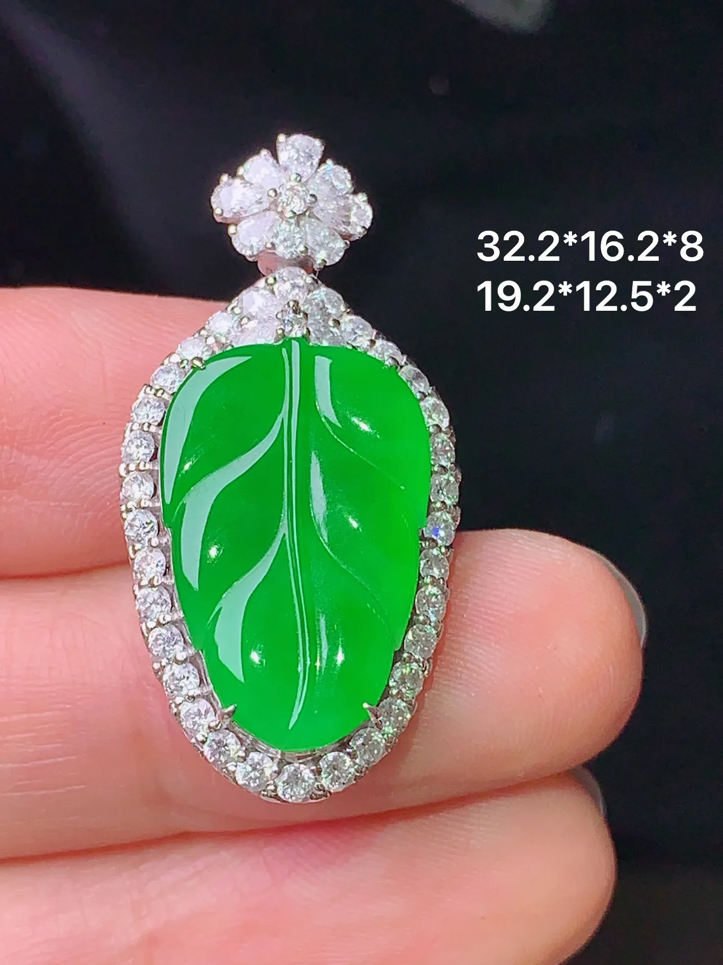 18k金钻镶嵌满绿树叶吊坠 玉质细腻 色泽清新艳丽 整体尺寸32.2*16.2*8