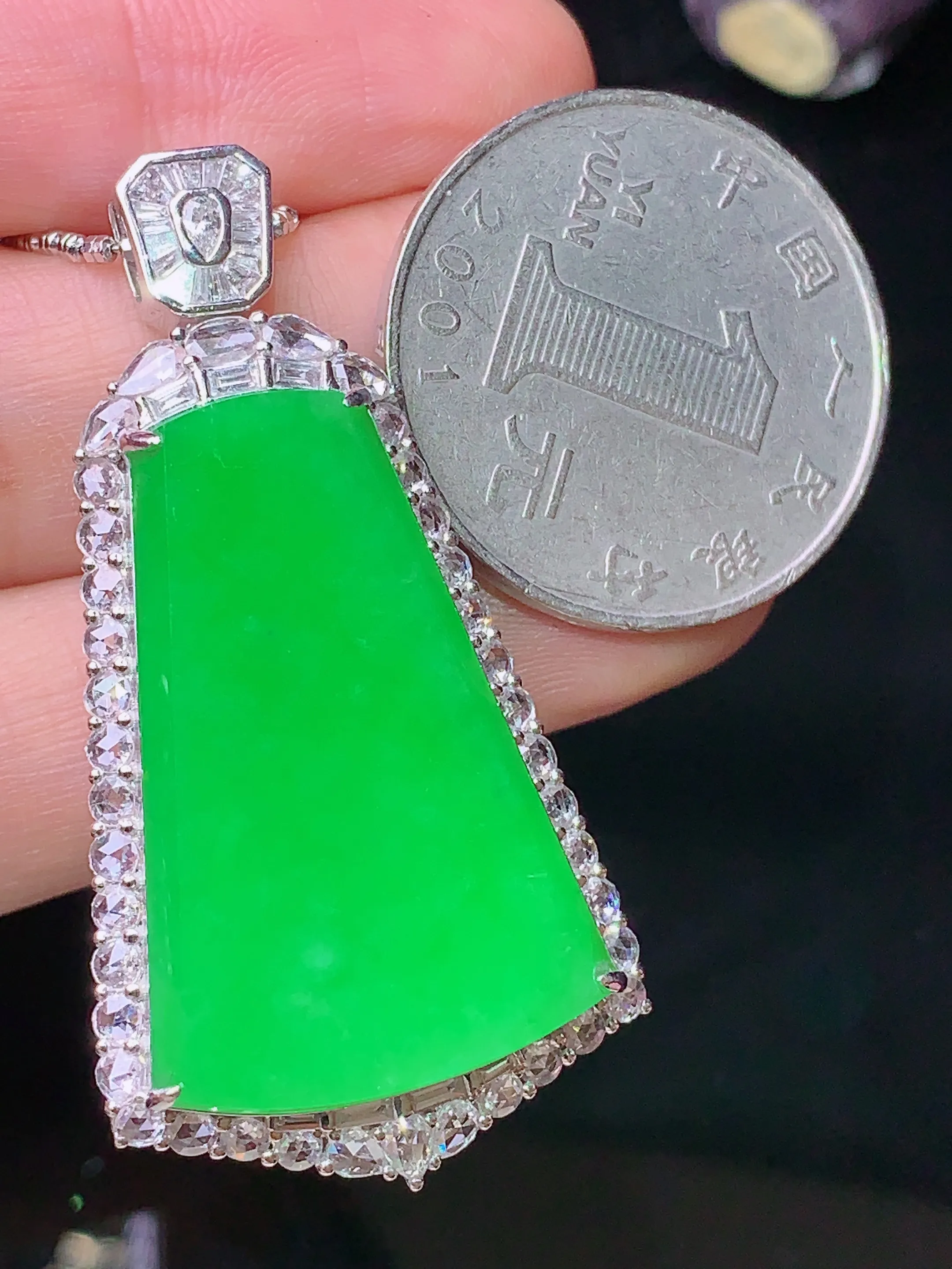 18k金钻镶嵌满绿无事牌吊坠 玉质细腻 色泽清新艳丽 整体尺寸45.5*23.7*11.8