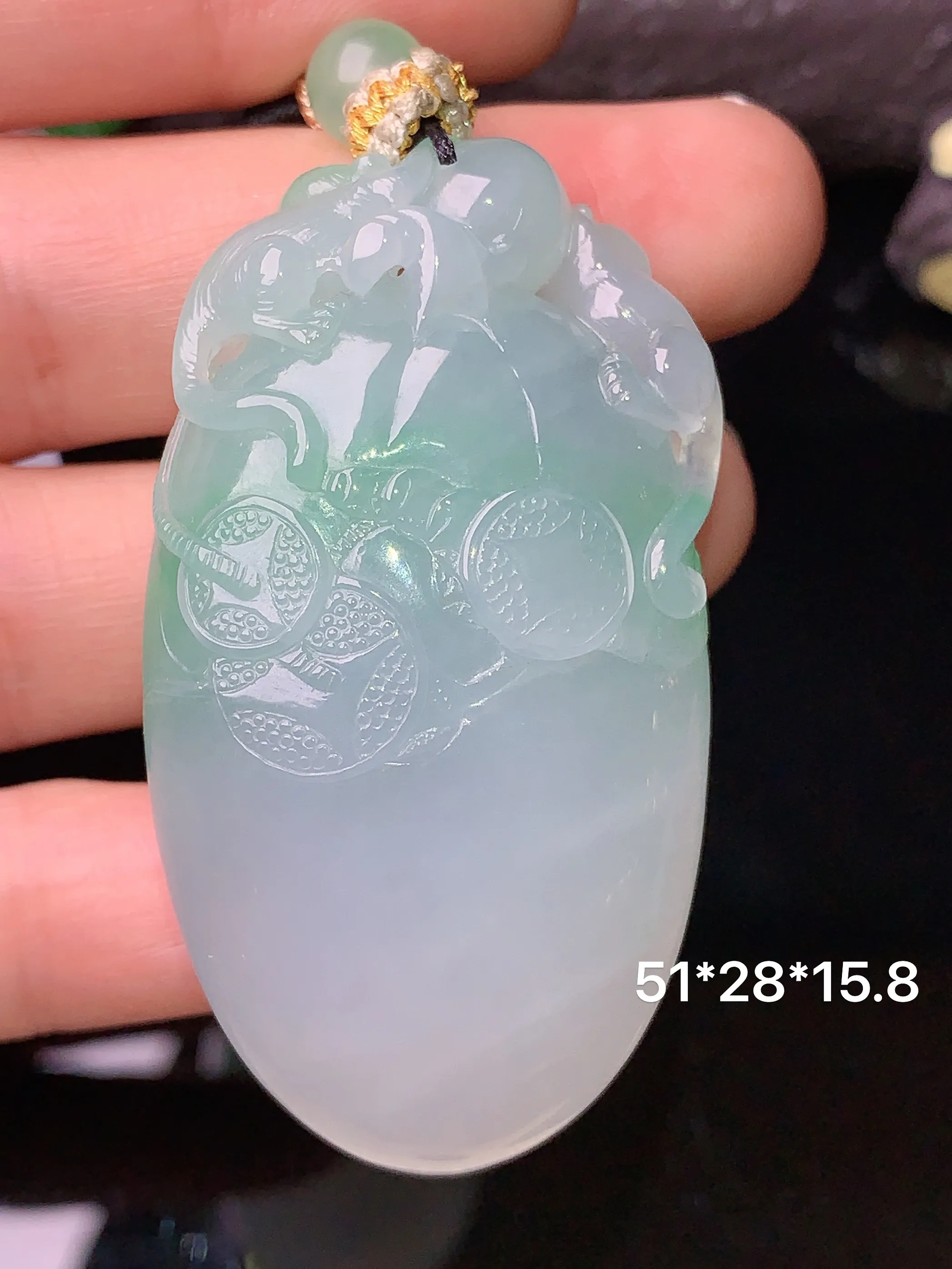 飘绿福瓜吊坠 玉质细腻 色泽清新艳丽 整体尺寸51*28*15.8
