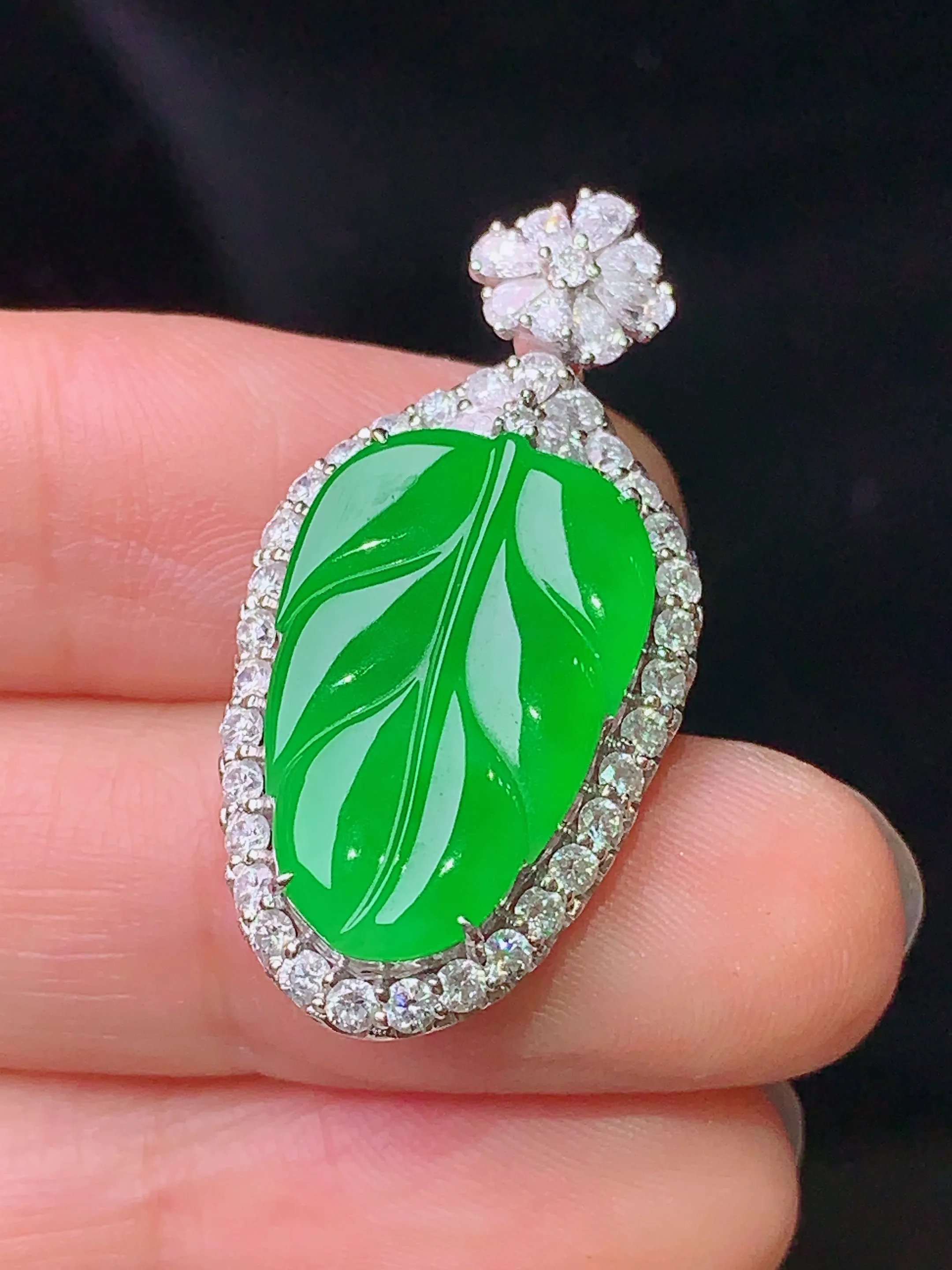 18k金钻镶嵌满绿树叶吊坠 玉质细腻 色泽清新艳丽 整体尺寸32.2*16.2*8