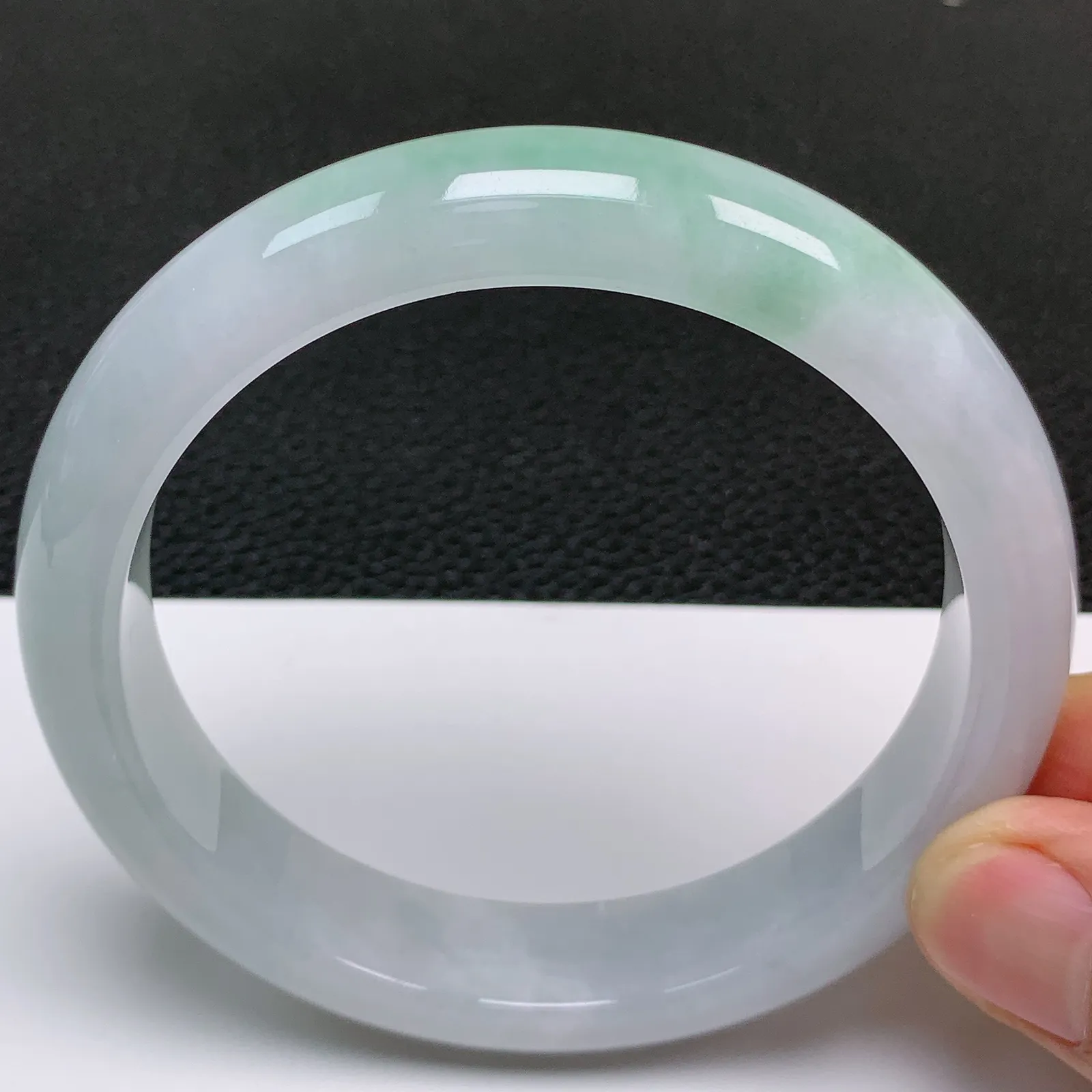 大圈口62～63 天然翡翠A货老坑冰润飘绿正圈手镯 尺寸62.5*13.6*8.8mm